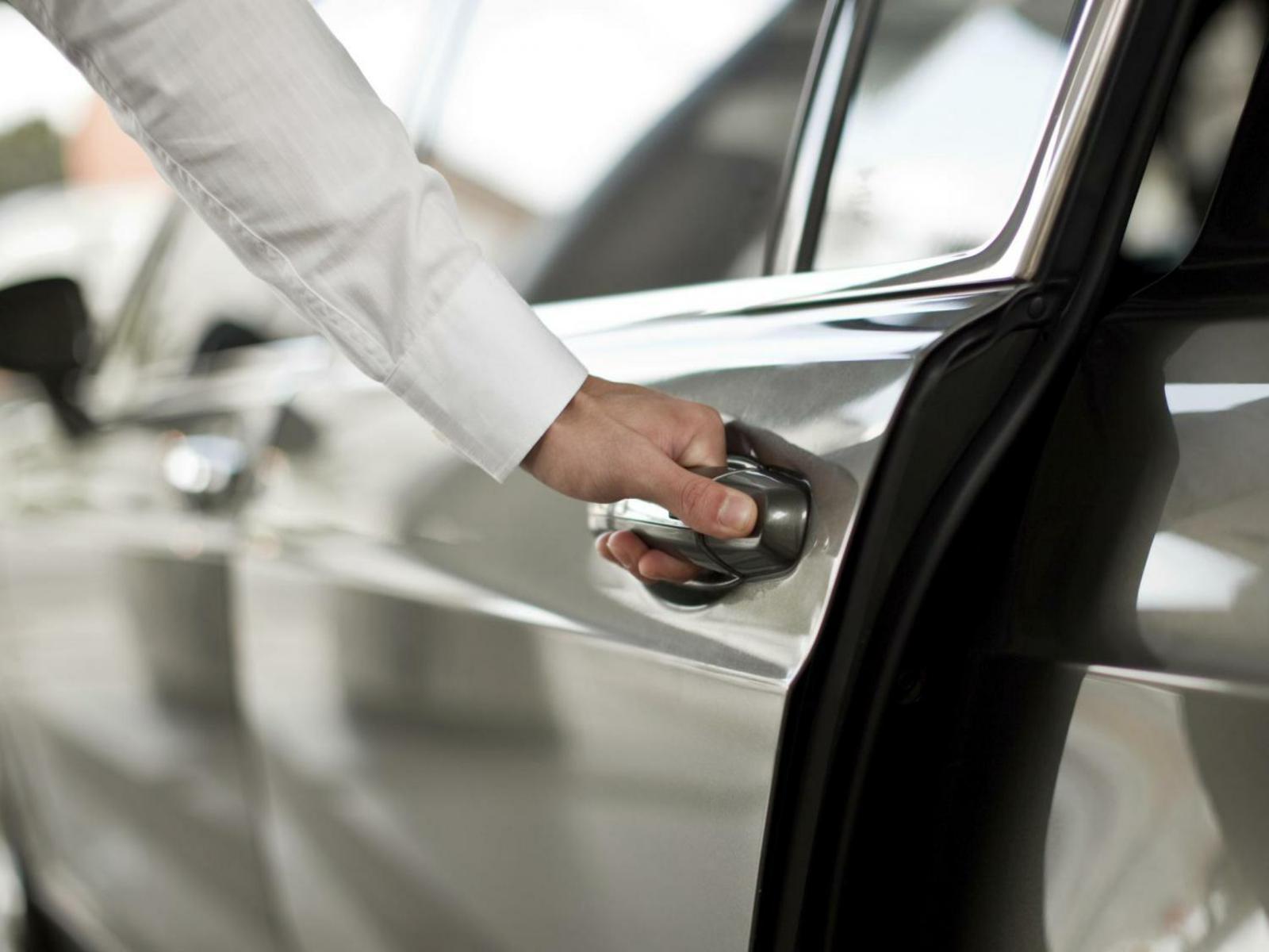Private Airport Transfer: Lisbon to Cascais, Estoril & Sintra
