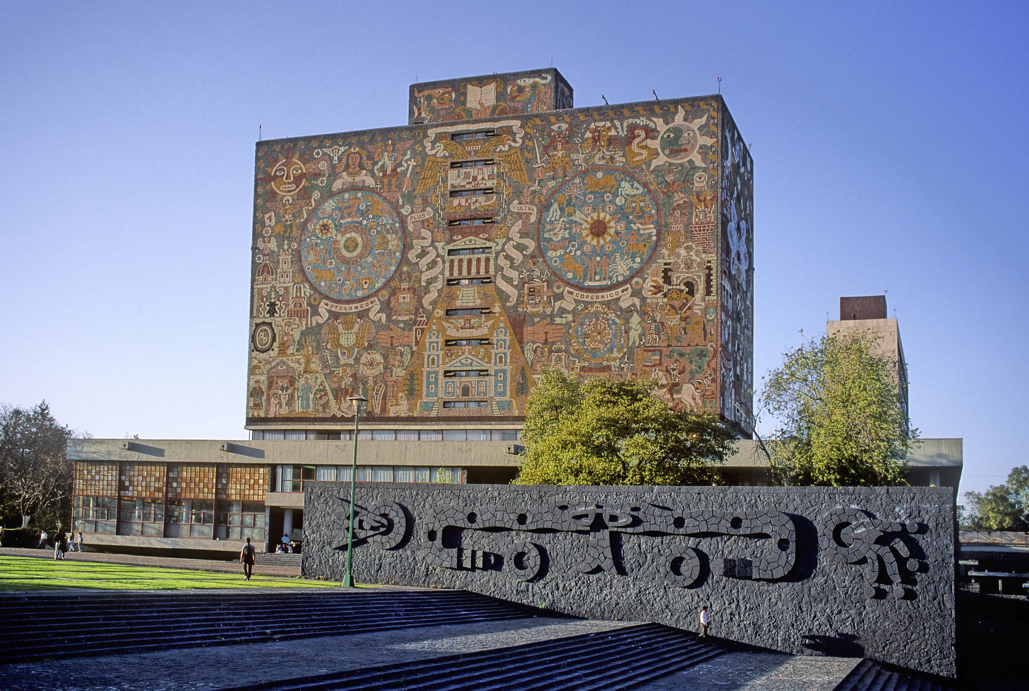 Private Mexico City: Coyoacán, Frida Kahlo & Xochimilco Tour