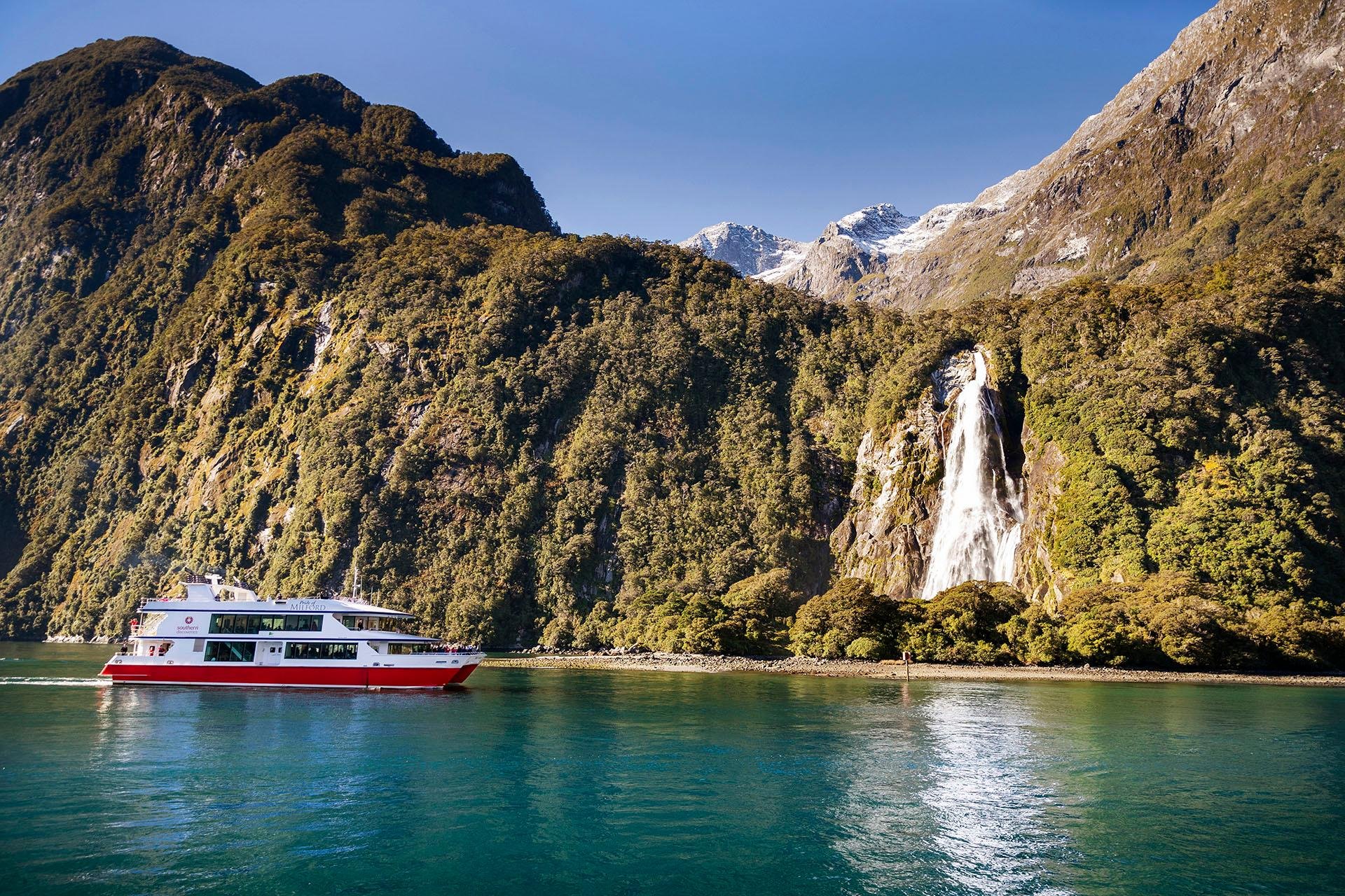 Queenstown to Milford Sound: Cruise & Glass-Roof Coach Tour