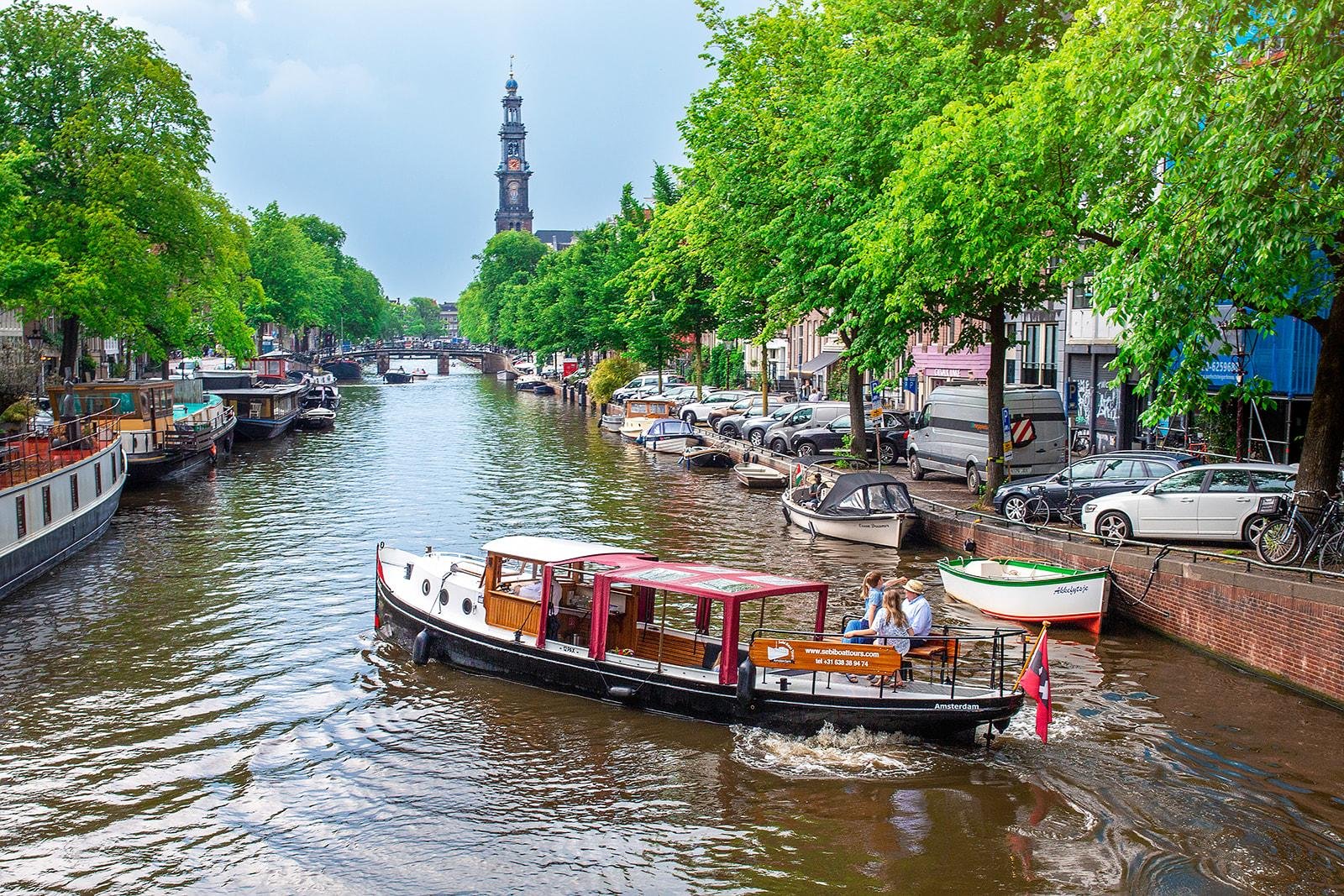 Intimate Electric Canal Tour with Local Guide & Dutch Treats