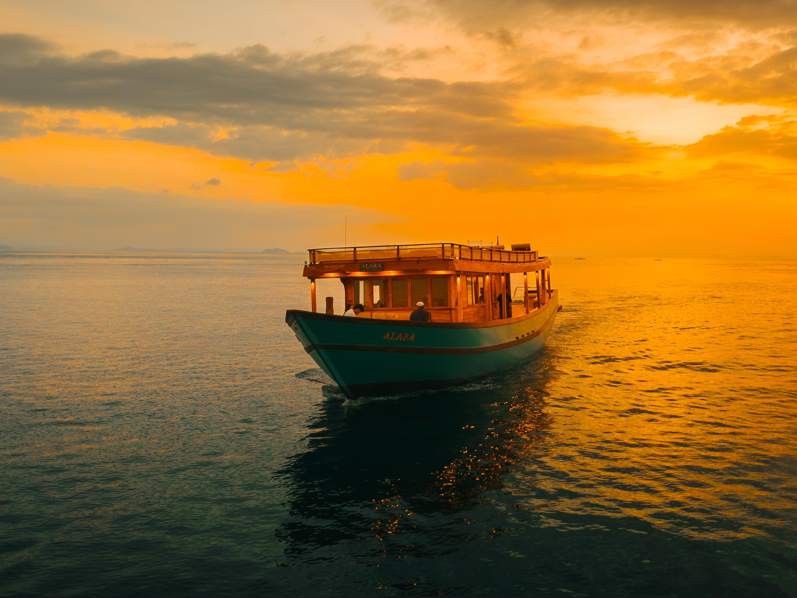 Komodo National Park Luxury Boat Adventure with Sunset & Flying Foxes