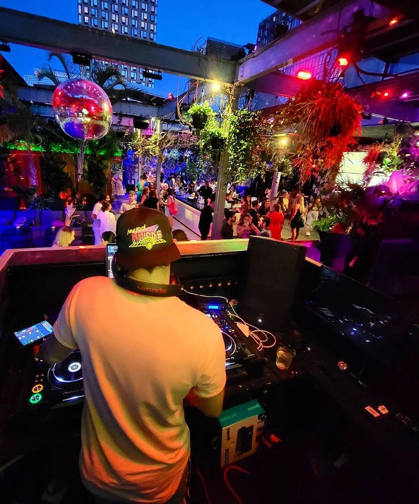 NYC Pub Crawl & Rooftop Clubbing Experience