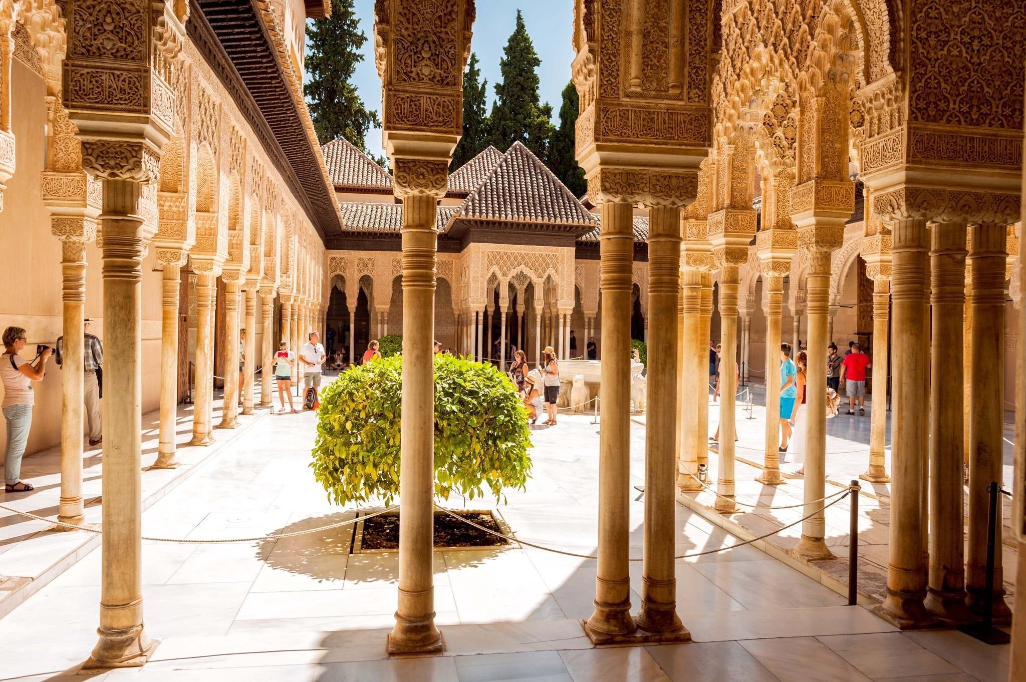 Generalife history and architecture — Patio de la Acequia, water staircase, summer palace pavilion — image 2