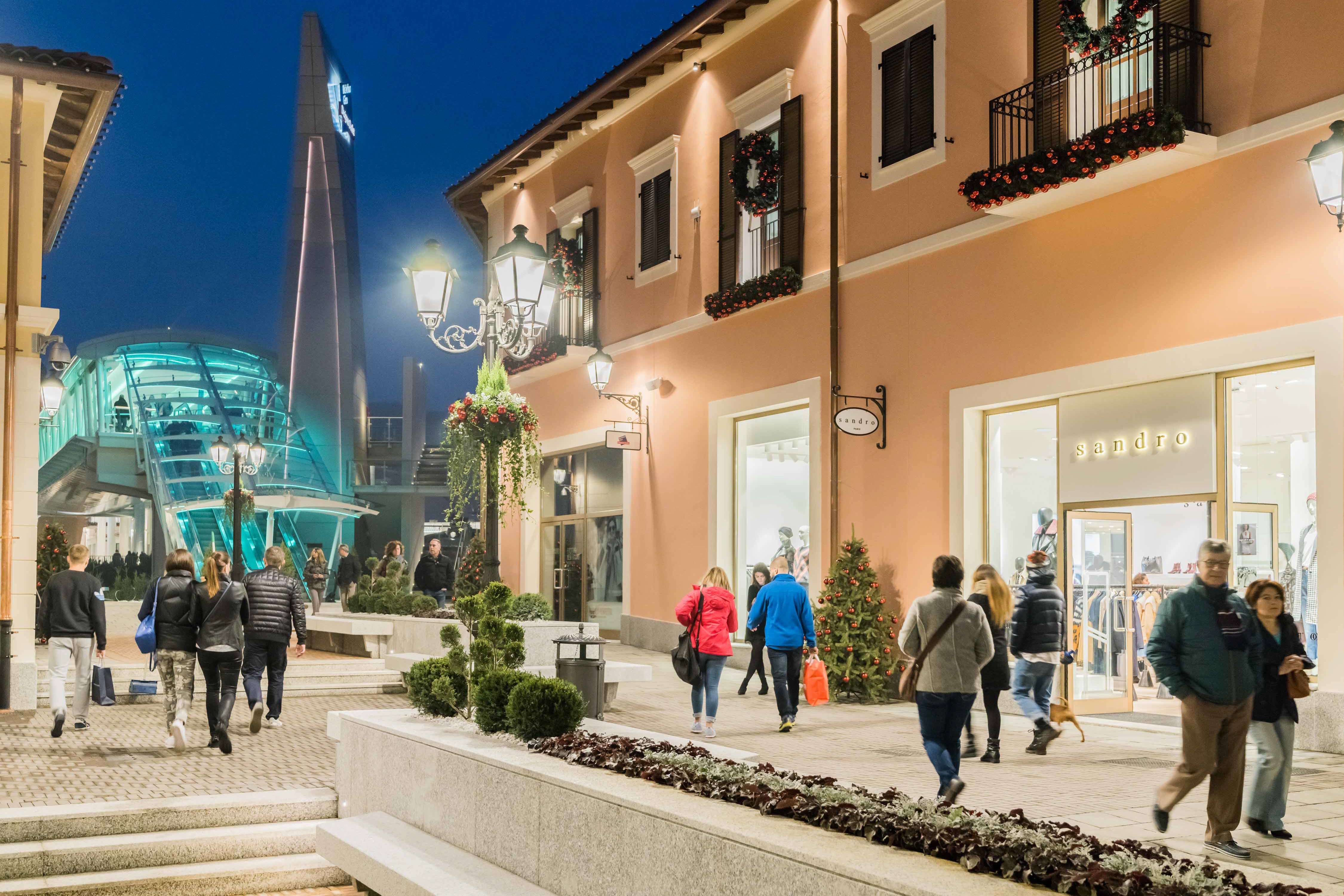 Milan to Serravalle Designer Outlet: Roundtrip Coach Transfer
