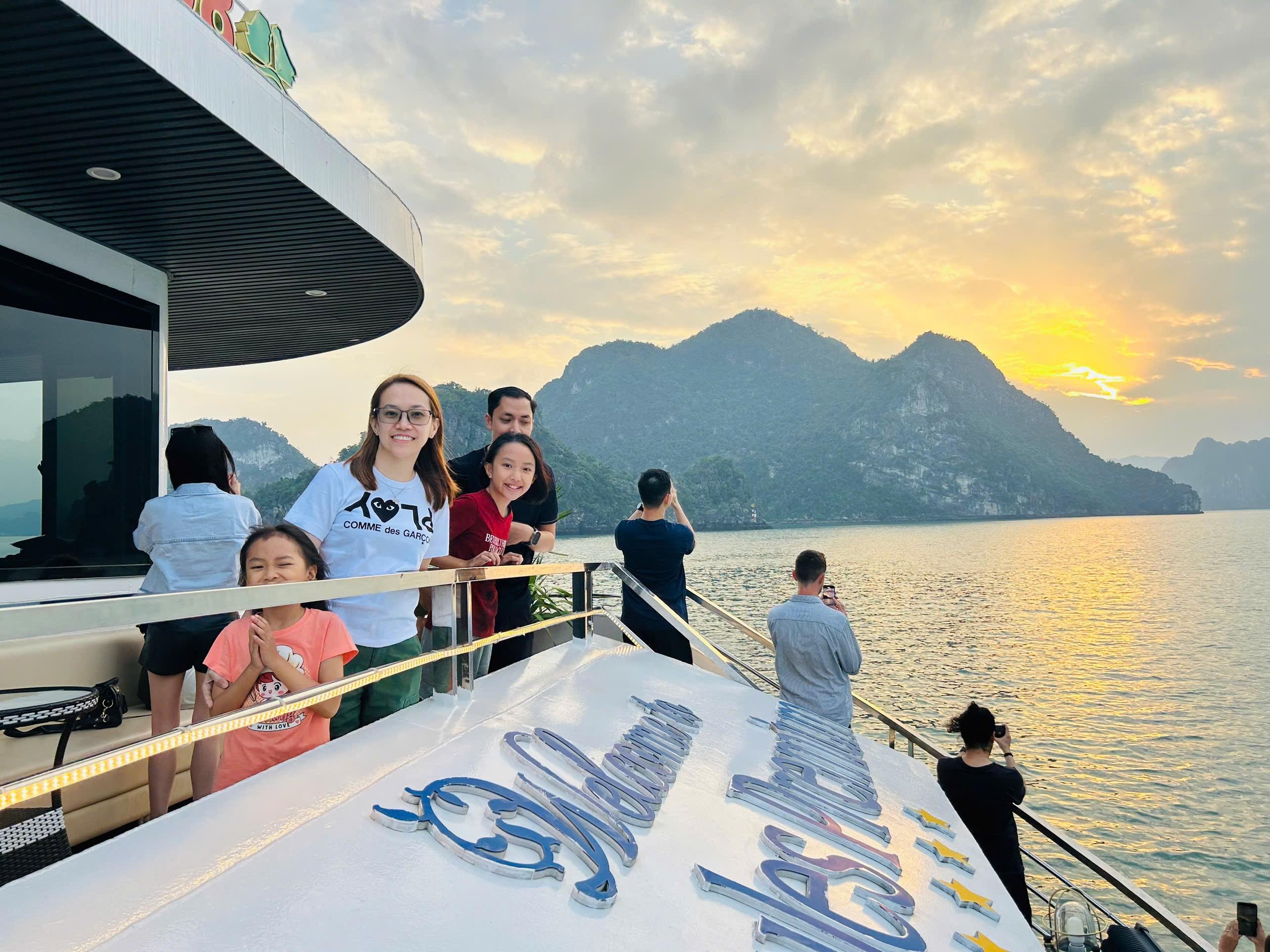 Ha Long Bay Full-Day Cruise: Caves, Kayaking & Scenic Views