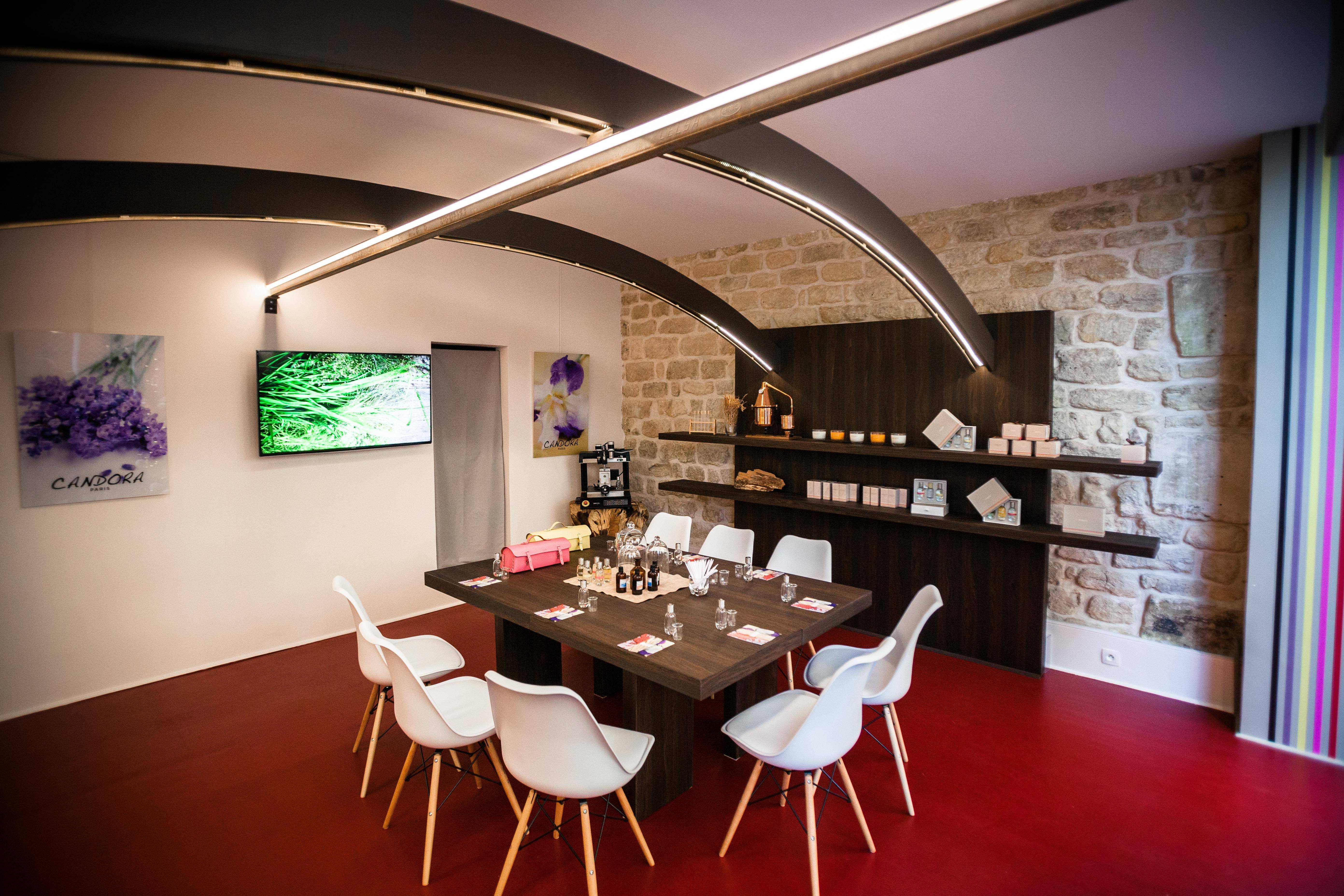 Paris perfume workshop — Le Marais atelier and signature scent creation — image 4