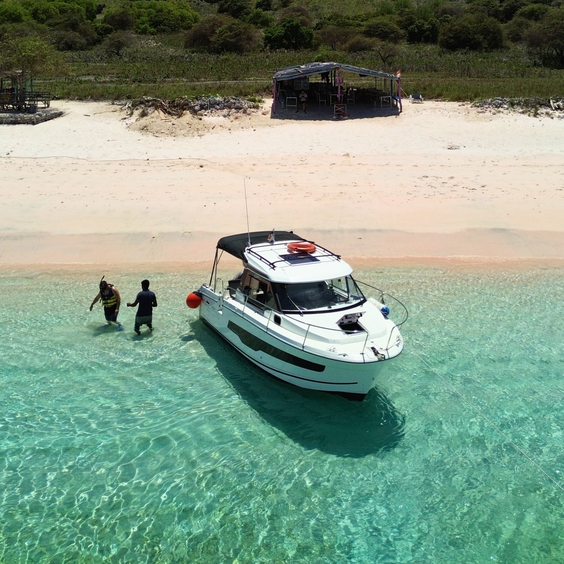 Komodo 6-Island Private Yacht Day Trip with Manta Ray Snorkeling