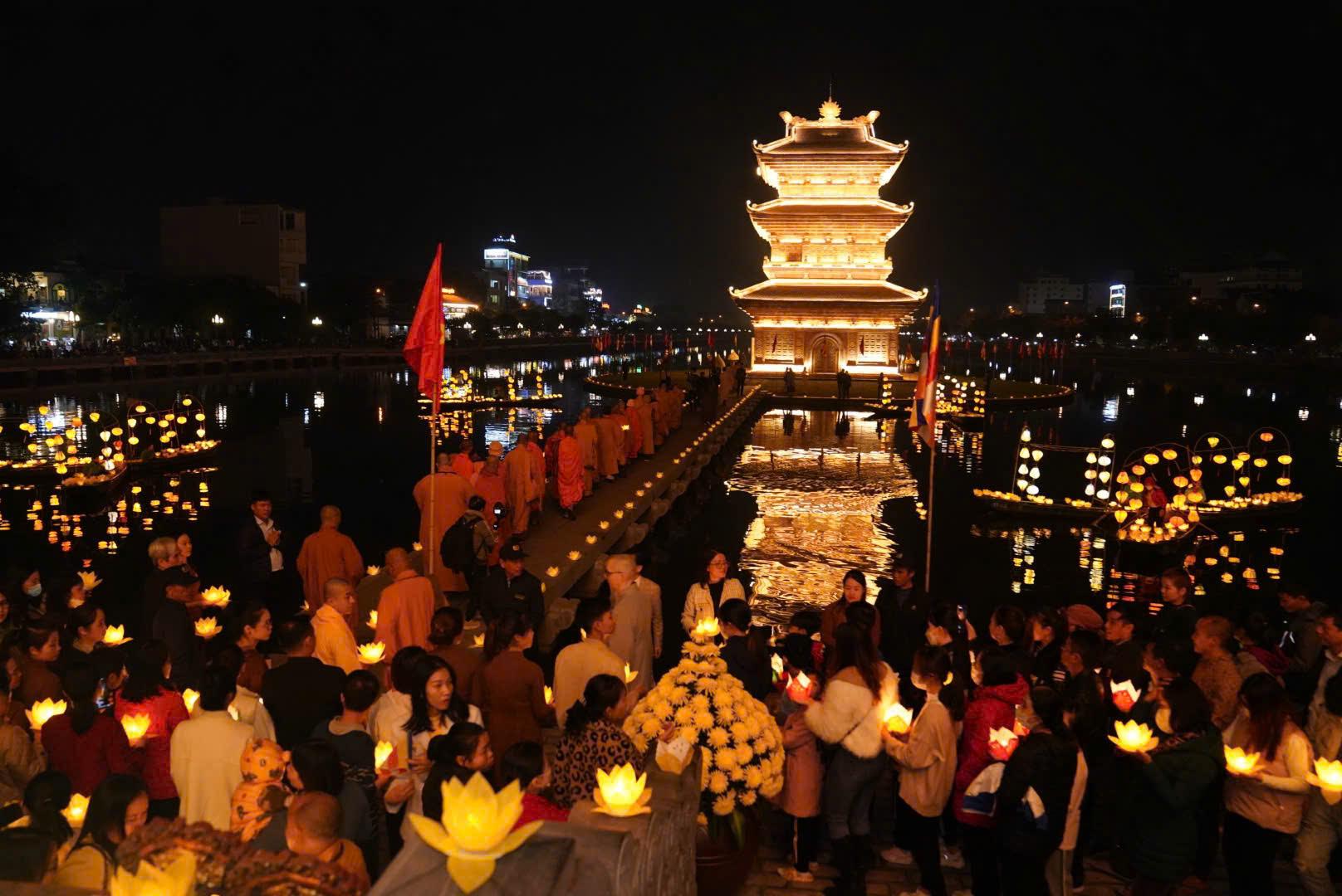 Ninh Binh Night Tour: Bai Dinh Pagoda & Hoa Lu Ancient Town