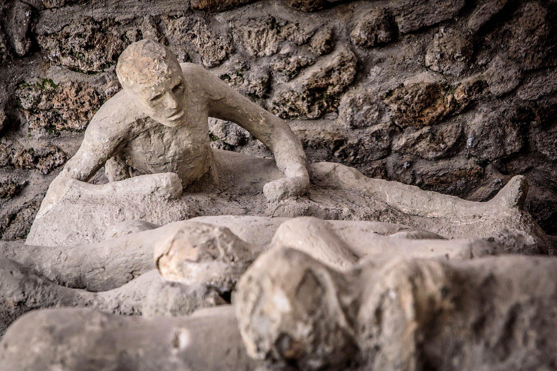 Pompeii: Exclusive Tour with Archaeologist and Entry Tickets