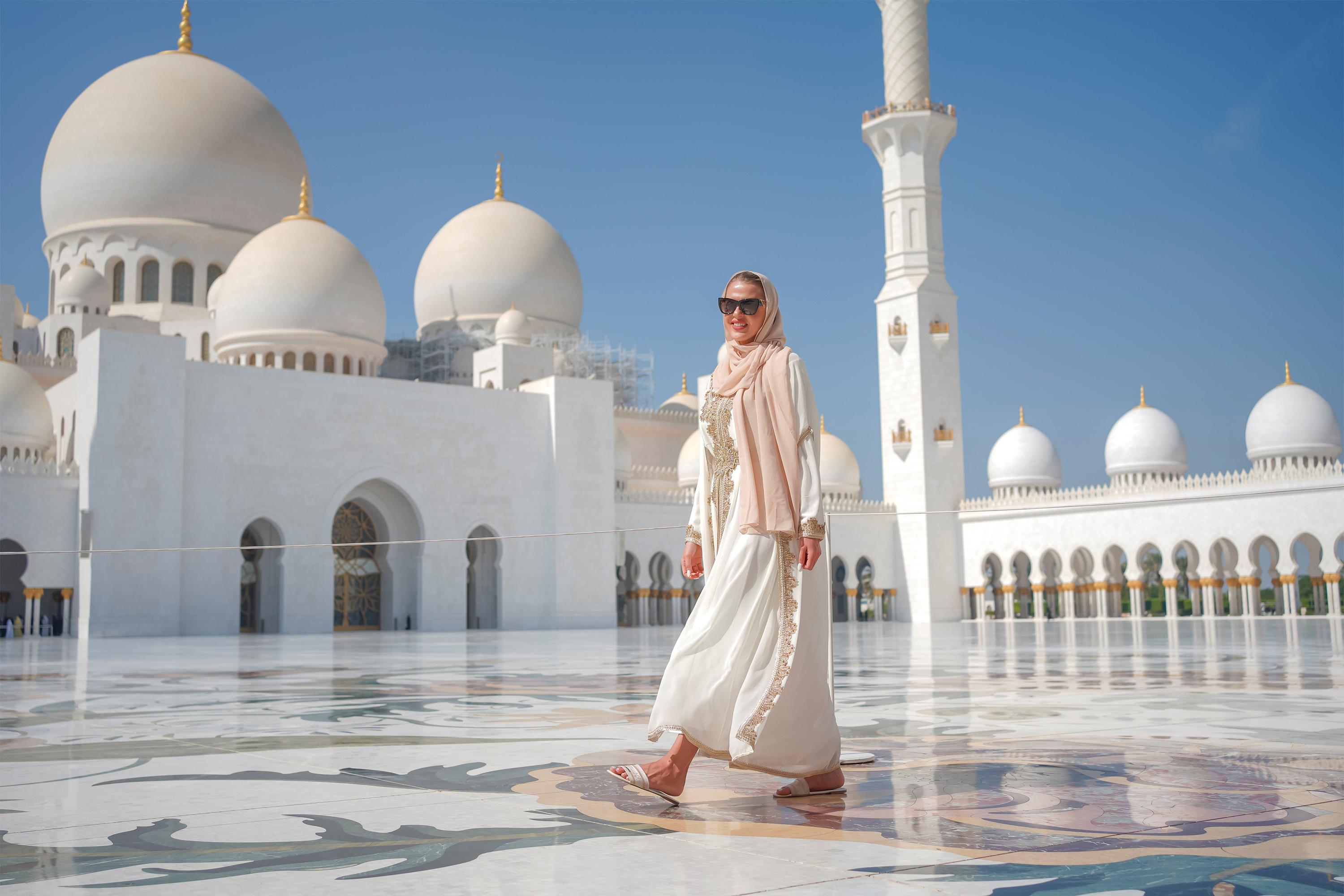 Abu Dhabi Grand Mosque, Presidential Palace & Heritage Village Day Tour from Dubai