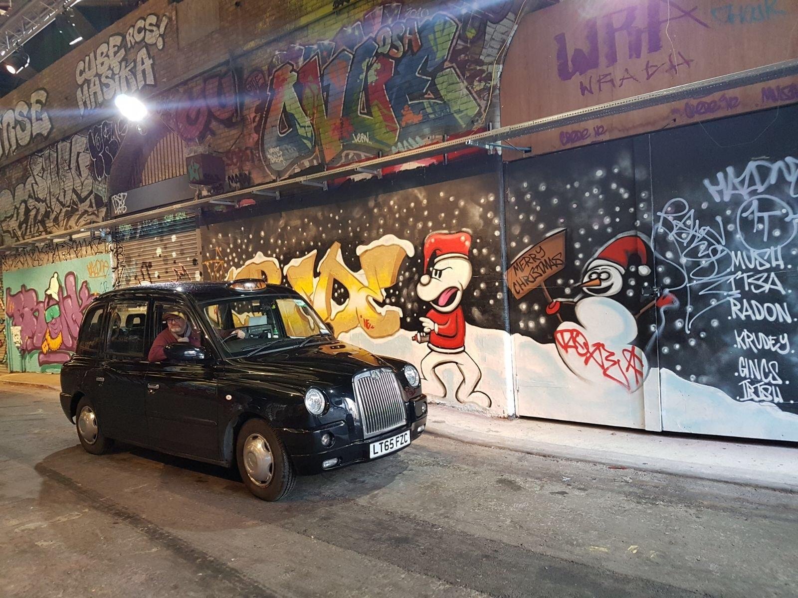 Christmas lights taxi tour in London — image 1