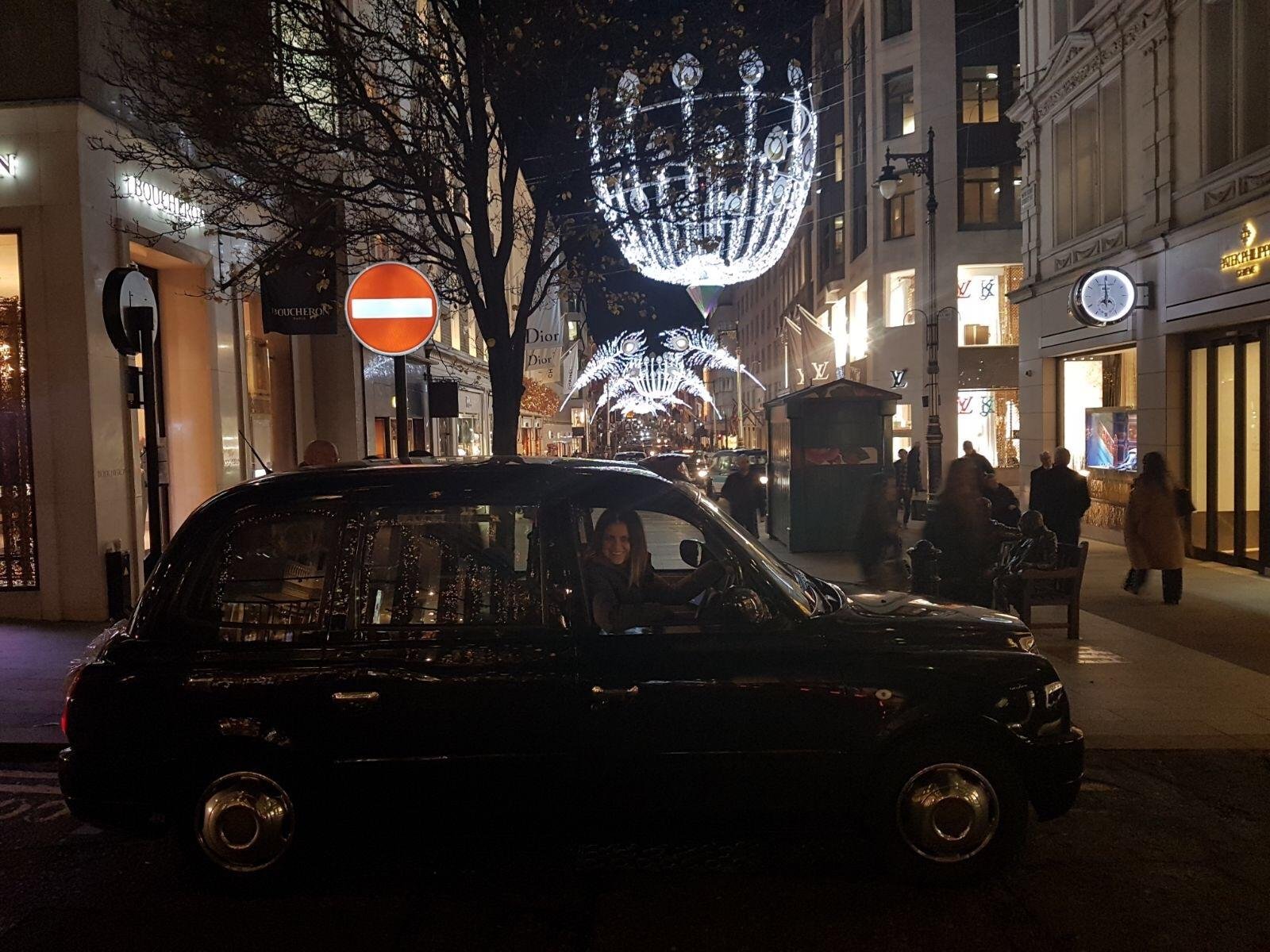 Christmas lights taxi tour in London — image 3