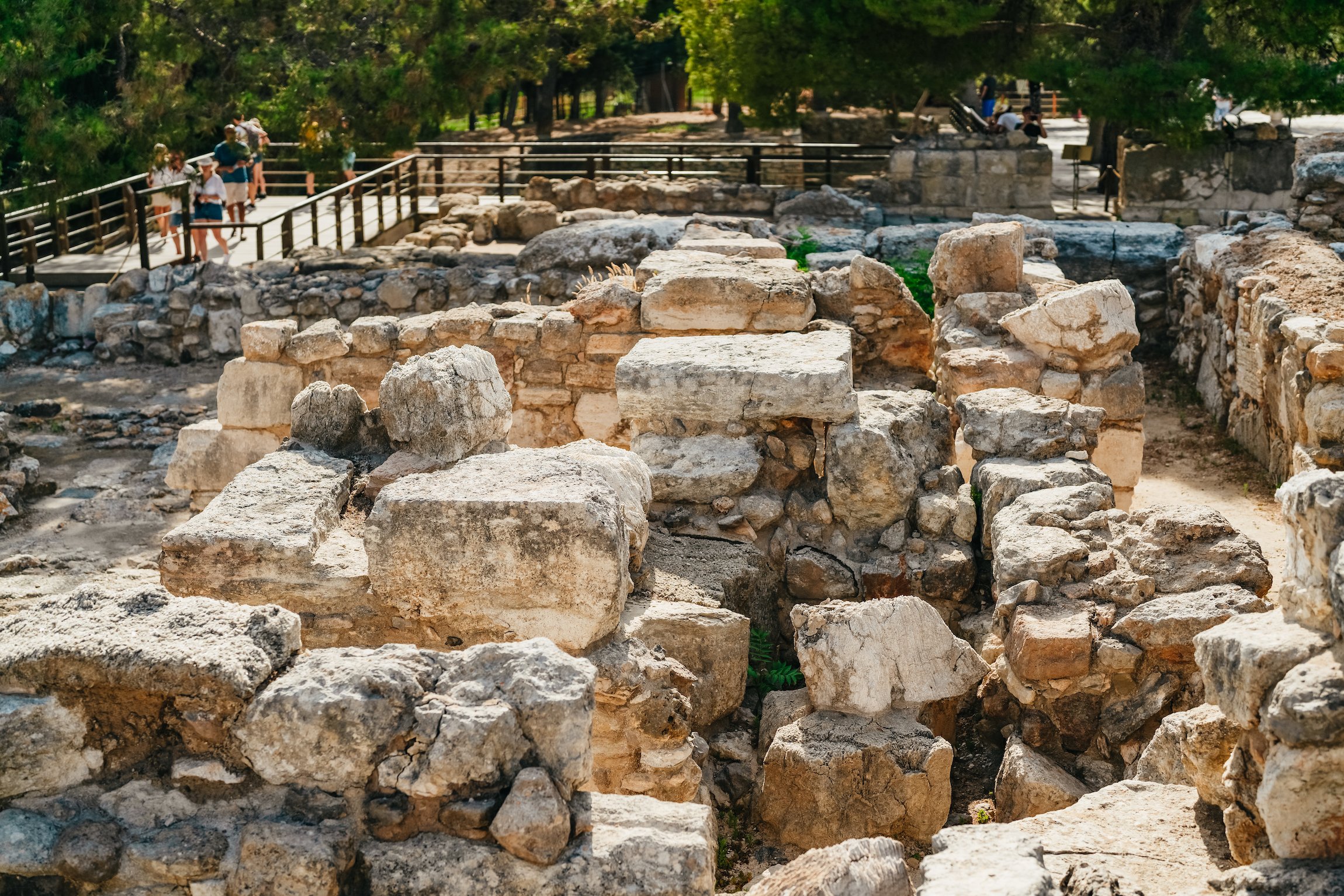 Knossos Palace guided tour Crete — Minoan throne room, grand staircase, bull-leaping frescoes, central court — image 18