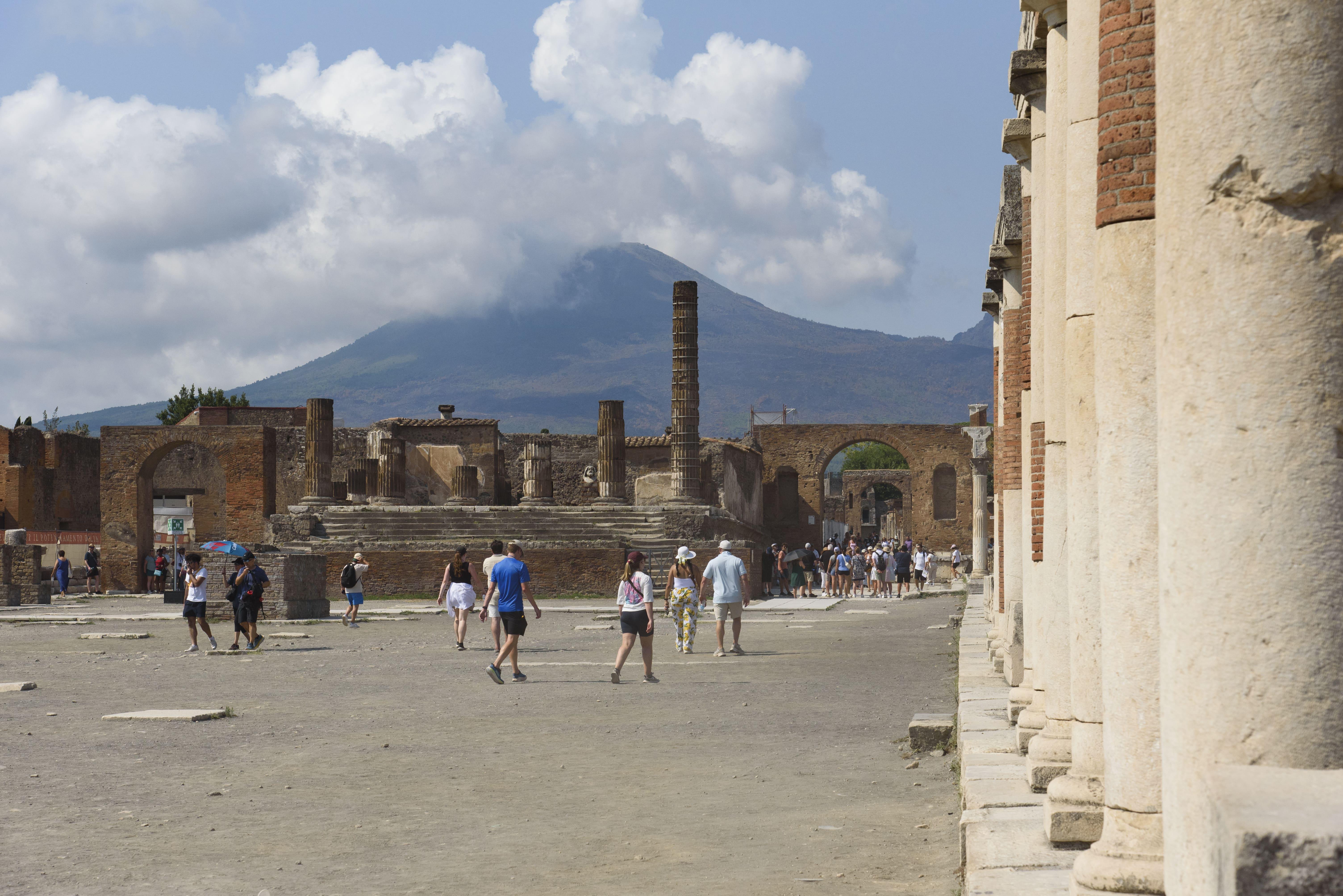 Naples: Pompeii & Mount Vesuvius Guided Day Trip
