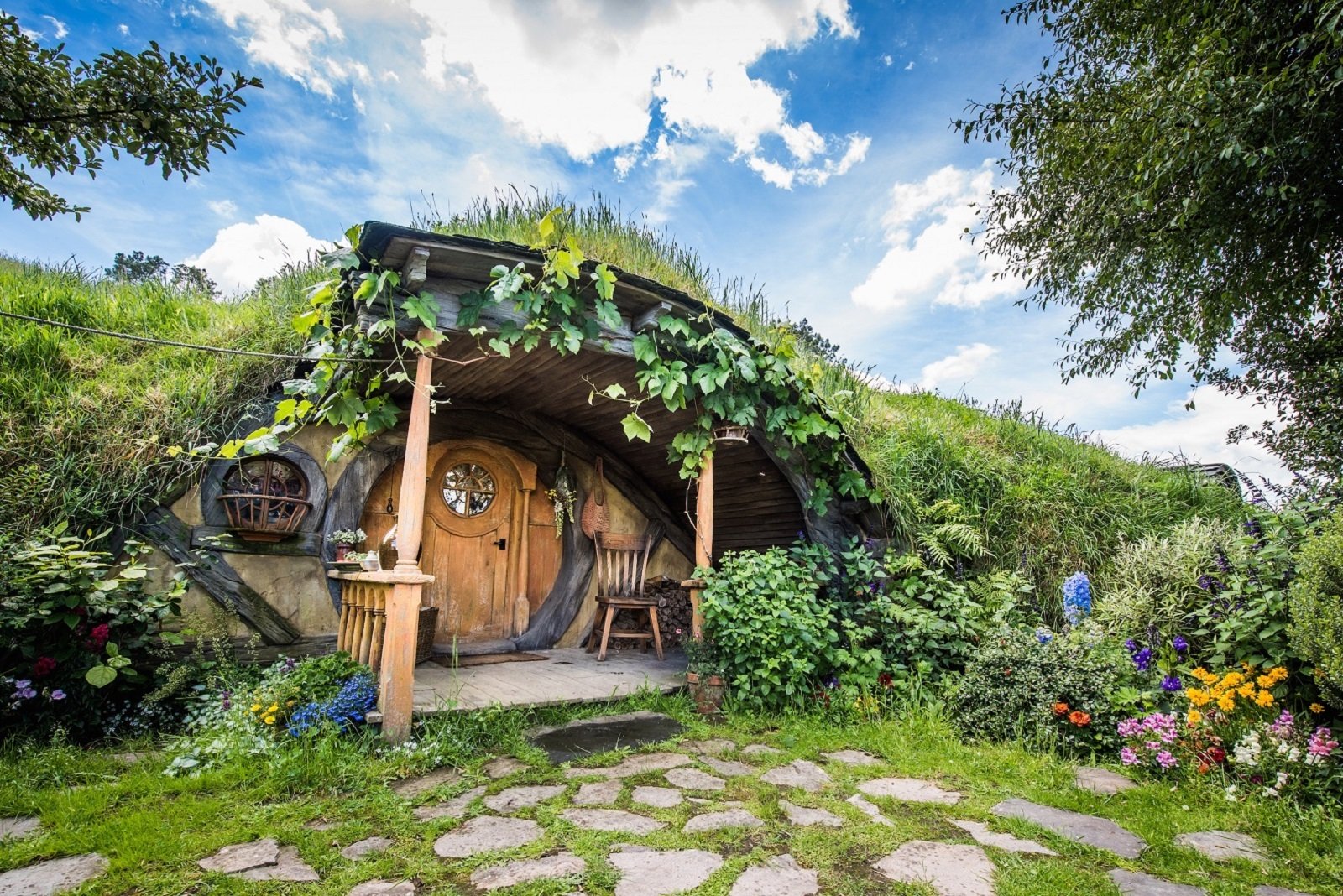 From Auckland: Hobbiton & Waitomo Caves Day Trip with Lunch