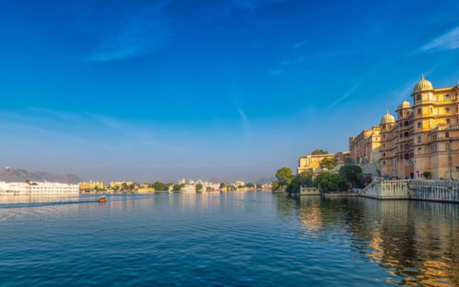 Udaipur Heritage Tour: City Palace, Vintage Cars & Crystal Gallery