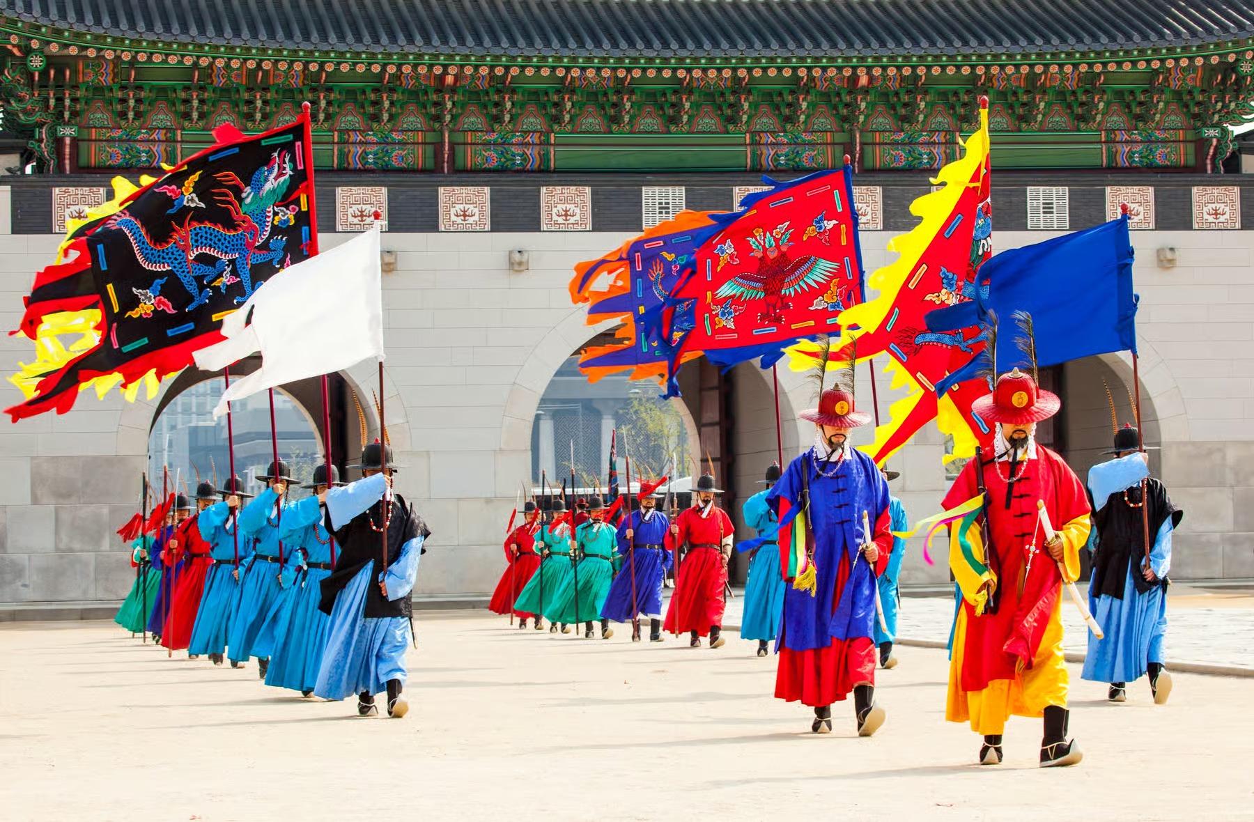 Private Seoul Day & Night Tour with Palaces and City Highlights