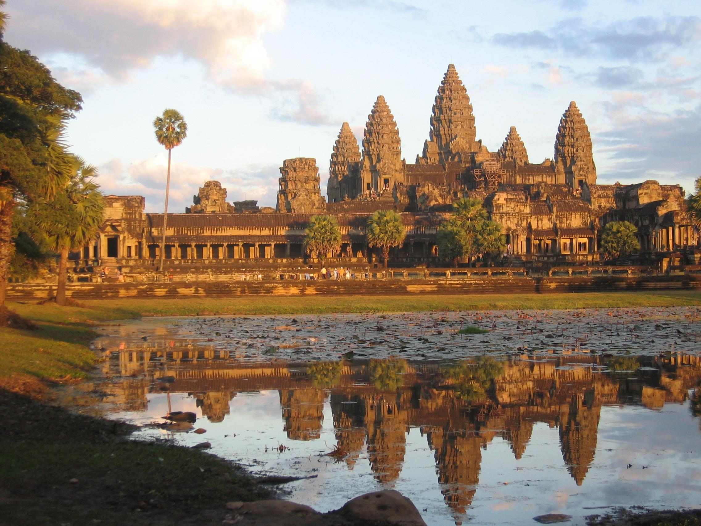 Tour por los templos de Angkor Wat en grupo reducido con vuelo en globo de helio