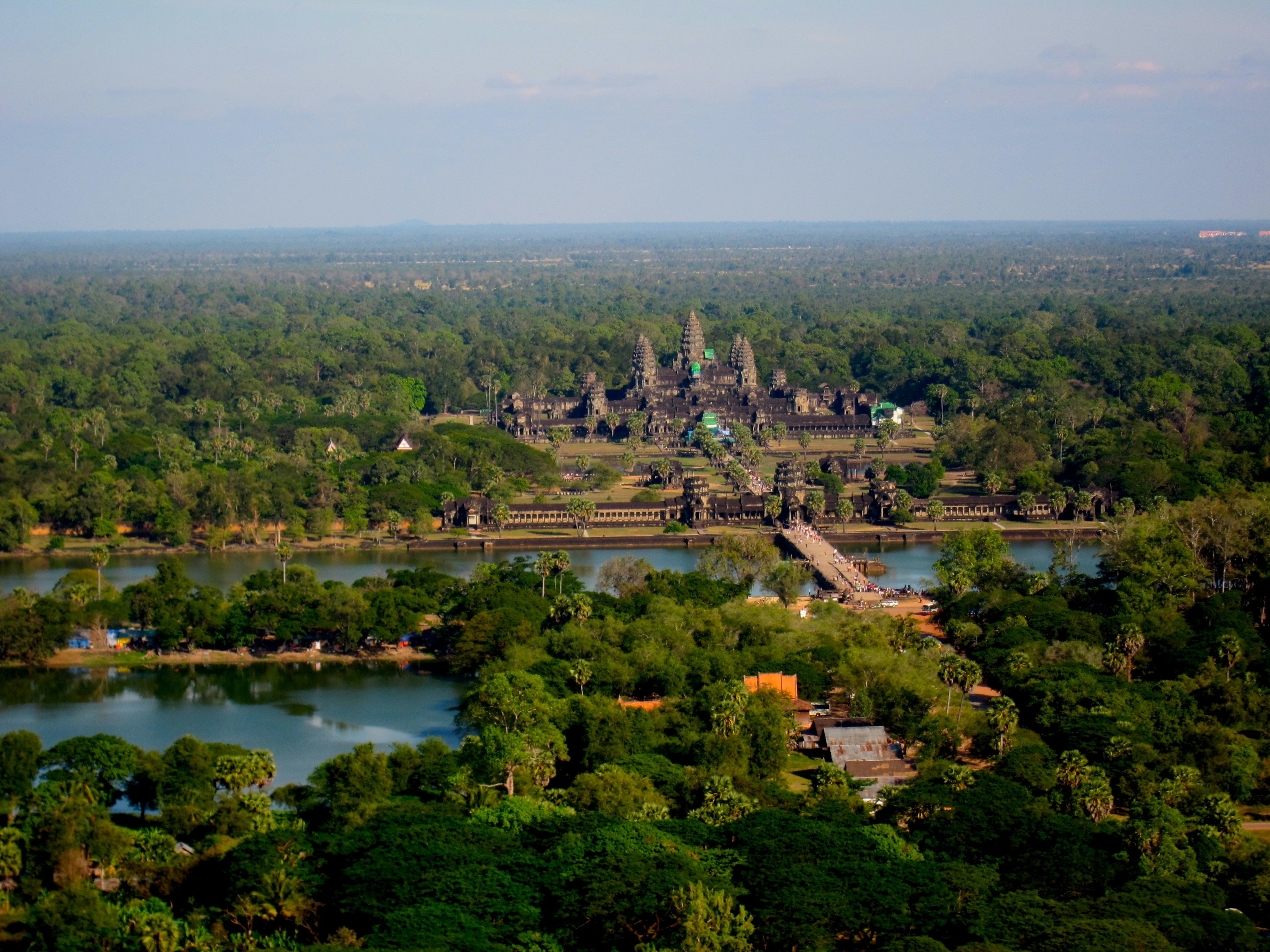 Tour por los templos de Angkor Wat en grupo reducido con vuelo en globo de helio