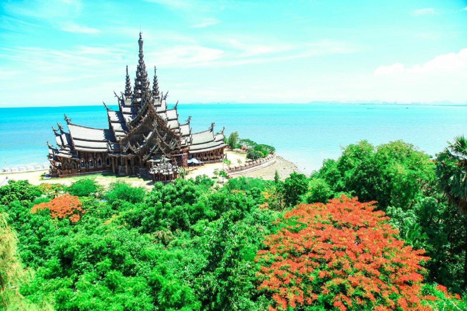Bangkok to Pattaya: Sanctuary of Truth & Beach Day Tour