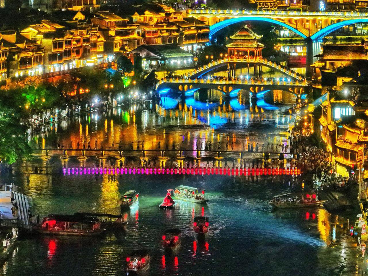 Zhangjiajie to Fenghuang & Furong Waterfall Town: Private Day Tour