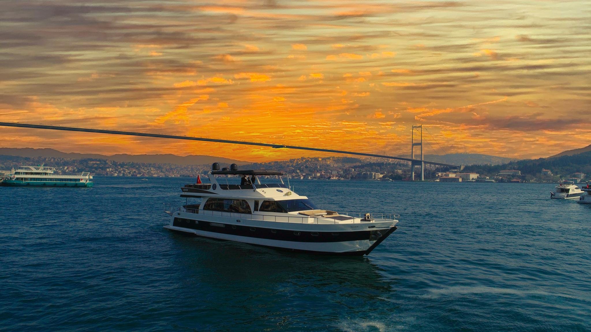 Crociera al tramonto sul Bosforo a Istanbul in yacht con guida dal vivo