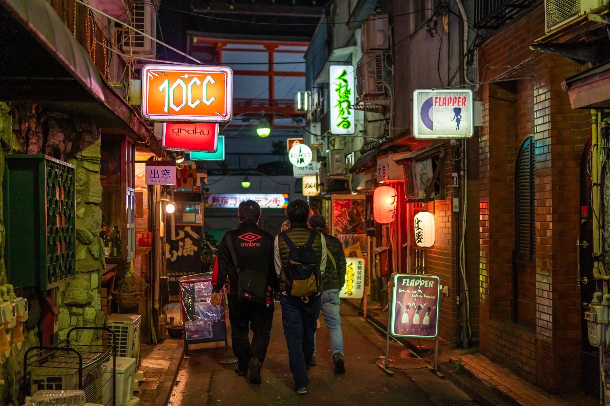 Golden Gai Bar Hopping Tour with Local Guide
