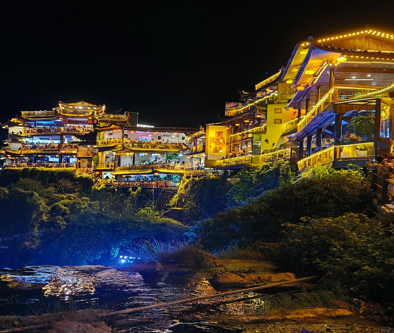 Zhangjiajie to Fenghuang & Furong Waterfall Town: Private Day Tour