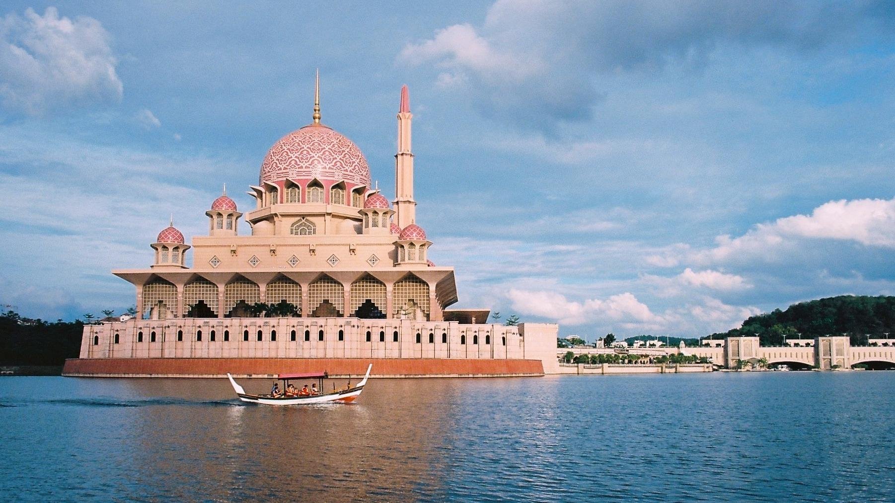 Putrajaya Half-Day Tour with Lake Cruise from Kuala Lumpur