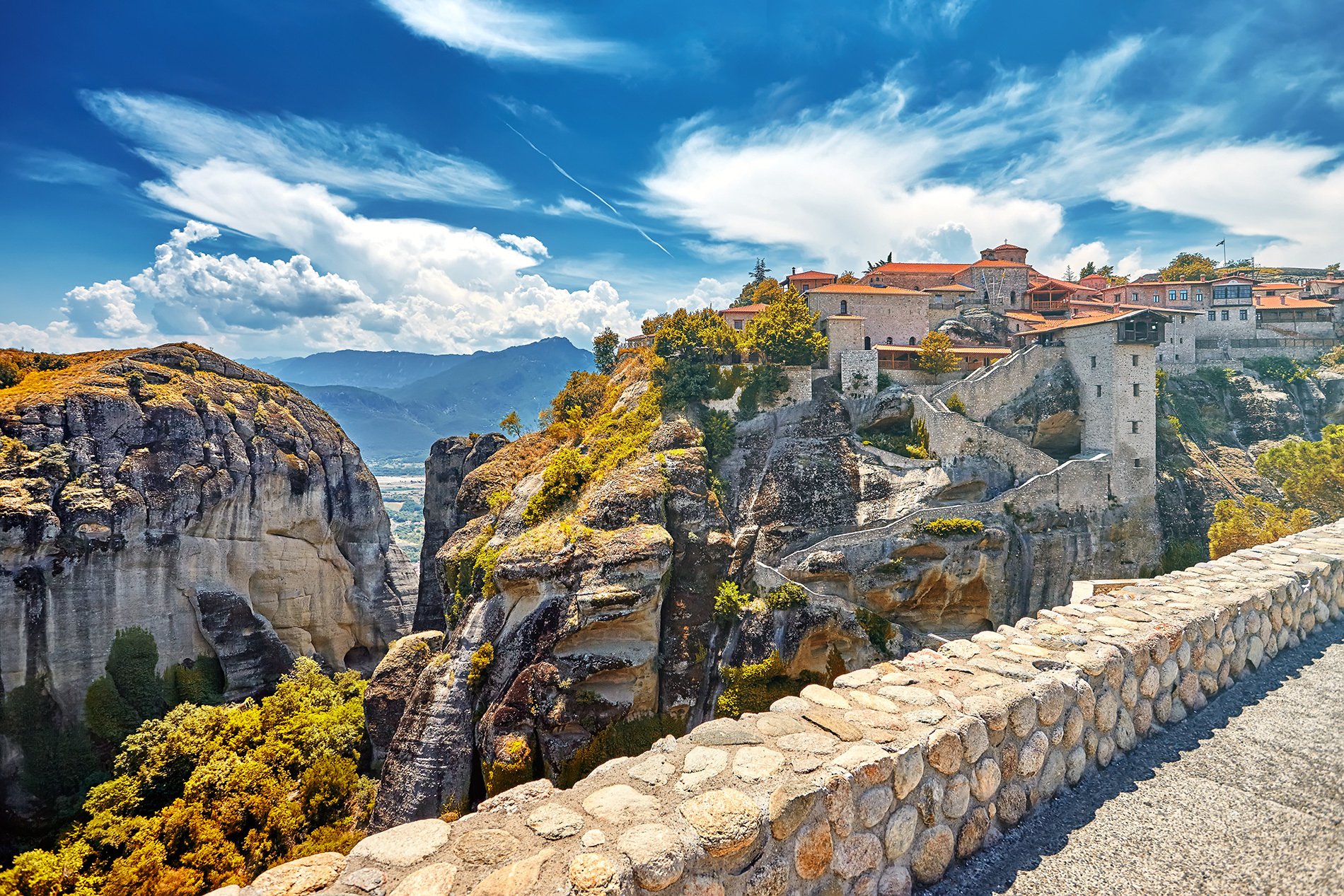 Thessaloniki to Meteora: Full-Day Guided Bus Excursion