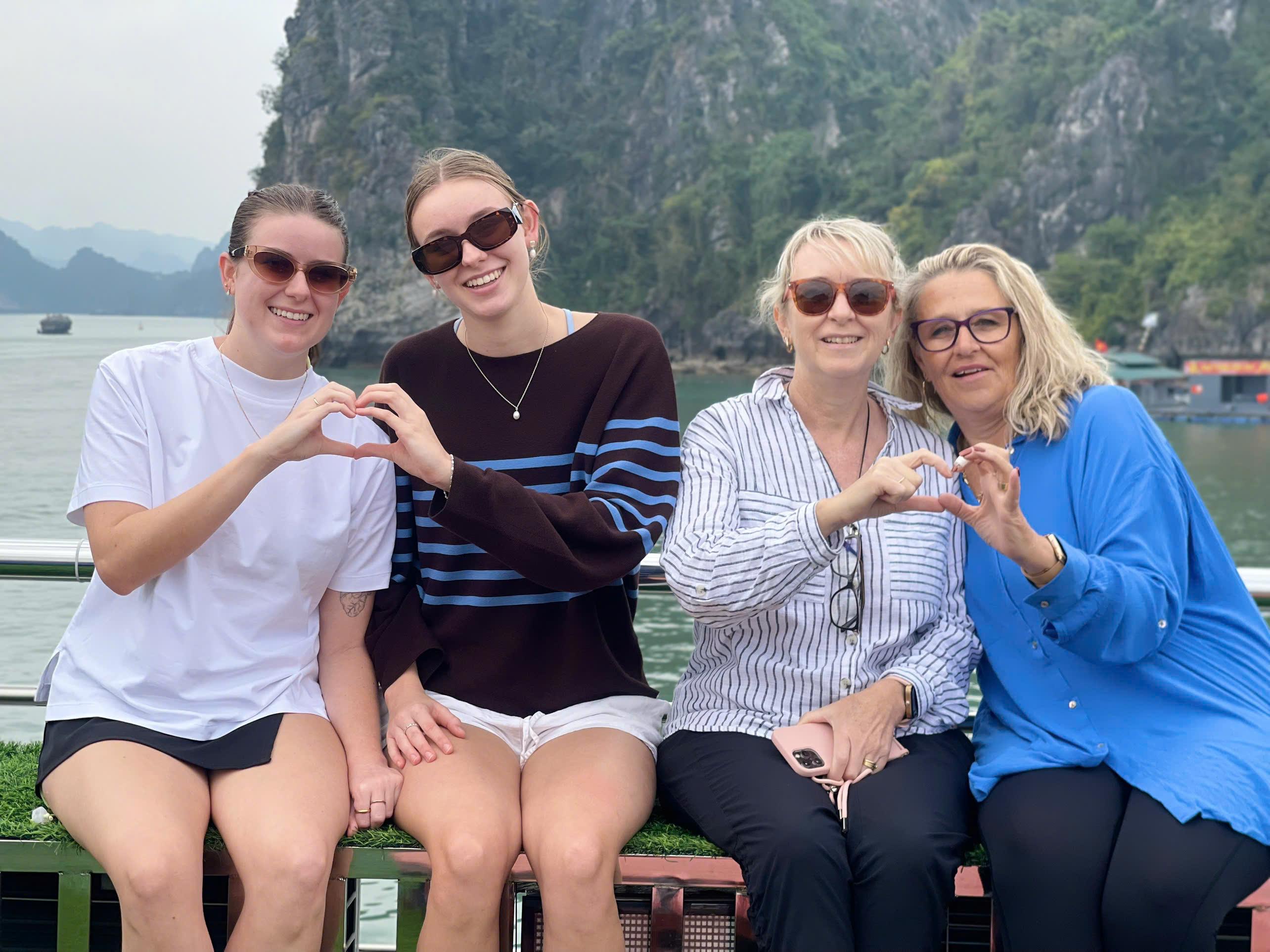 Luxury Ha Long Bay Day Cruise with Buffet & Kayaking