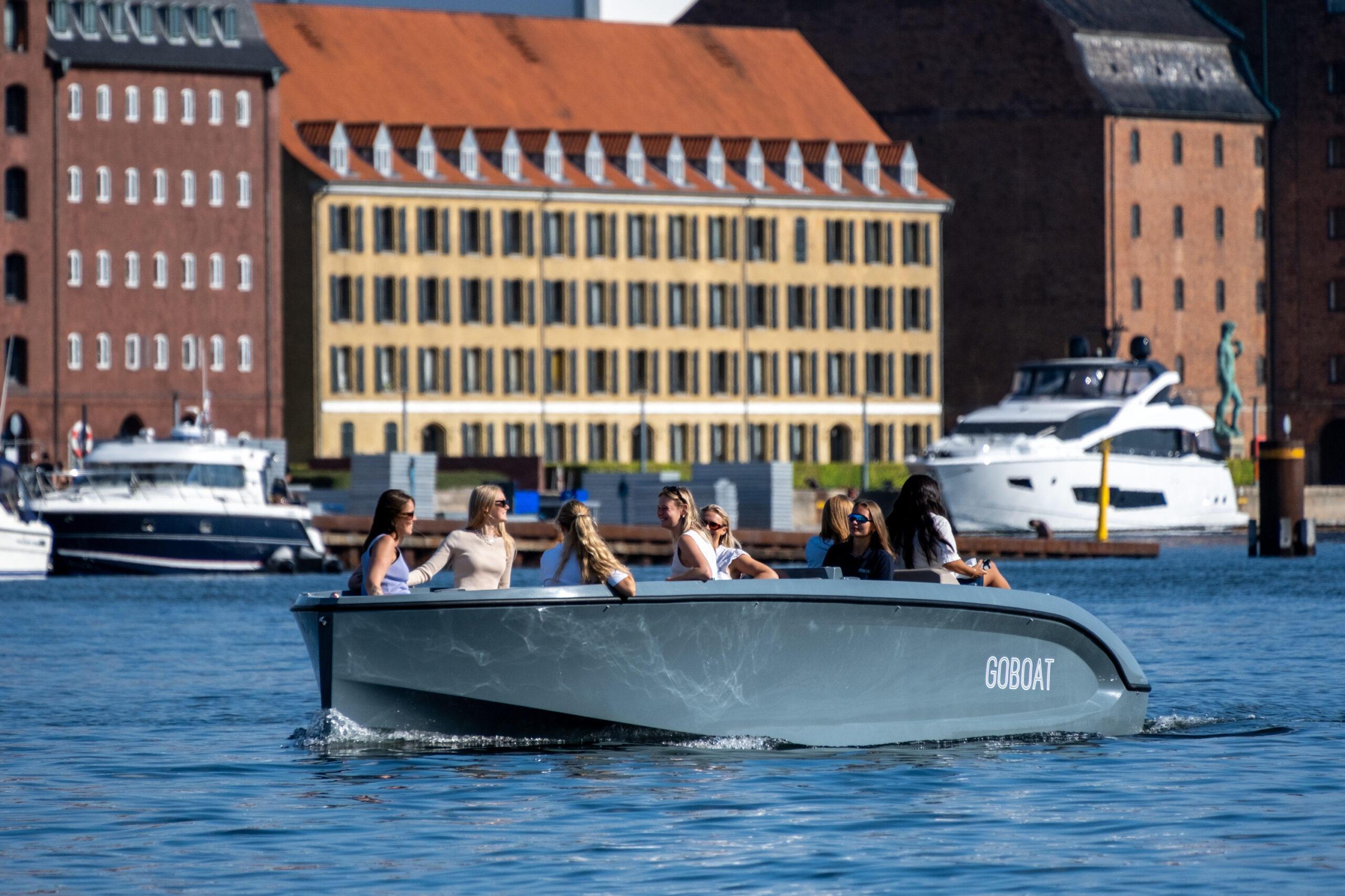 Copenhagen: Electric Canal Tour with live guide & hygge