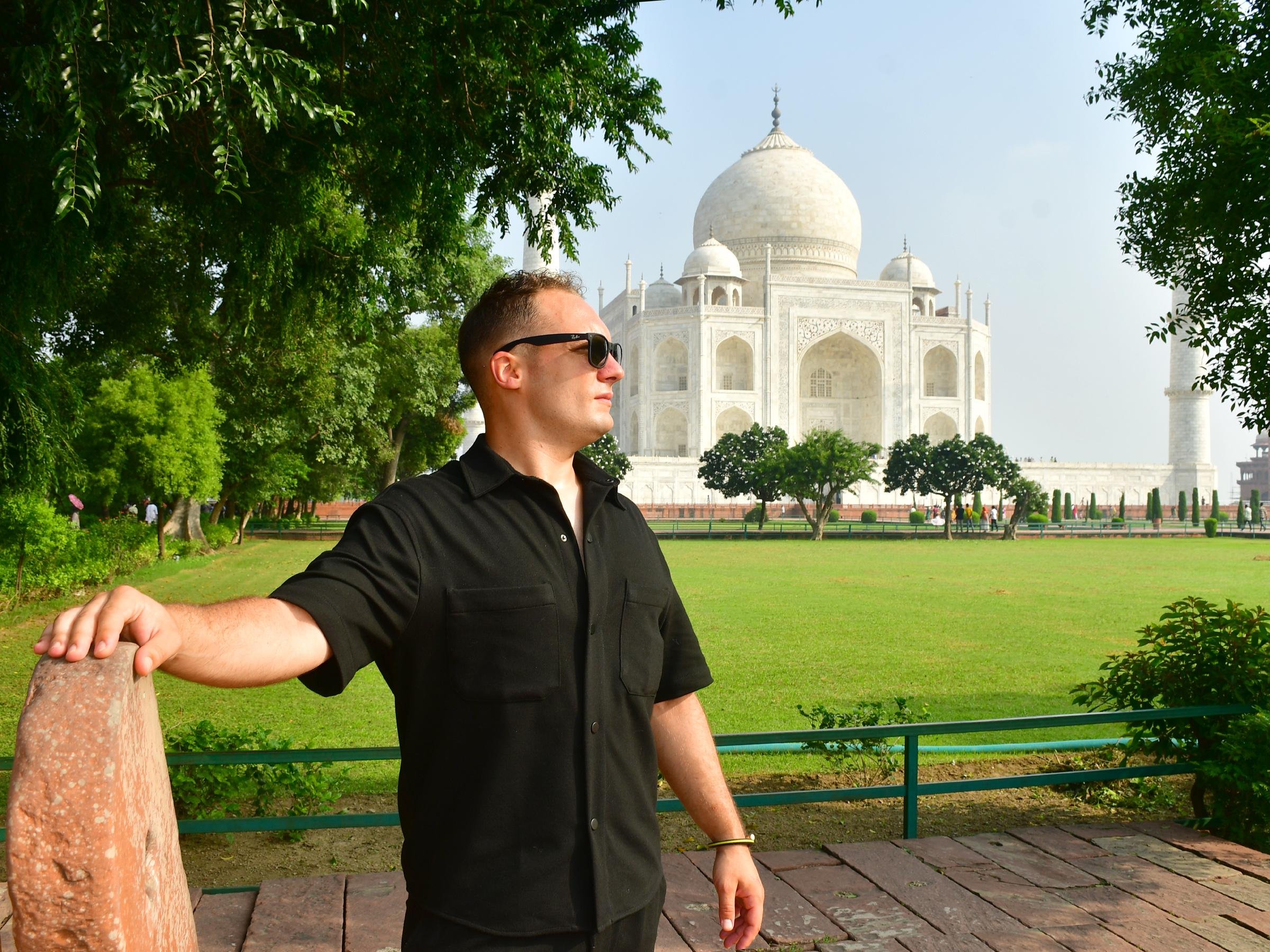 Delhi to Taj Mahal Sunrise Tour with Agra Fort & Pickup