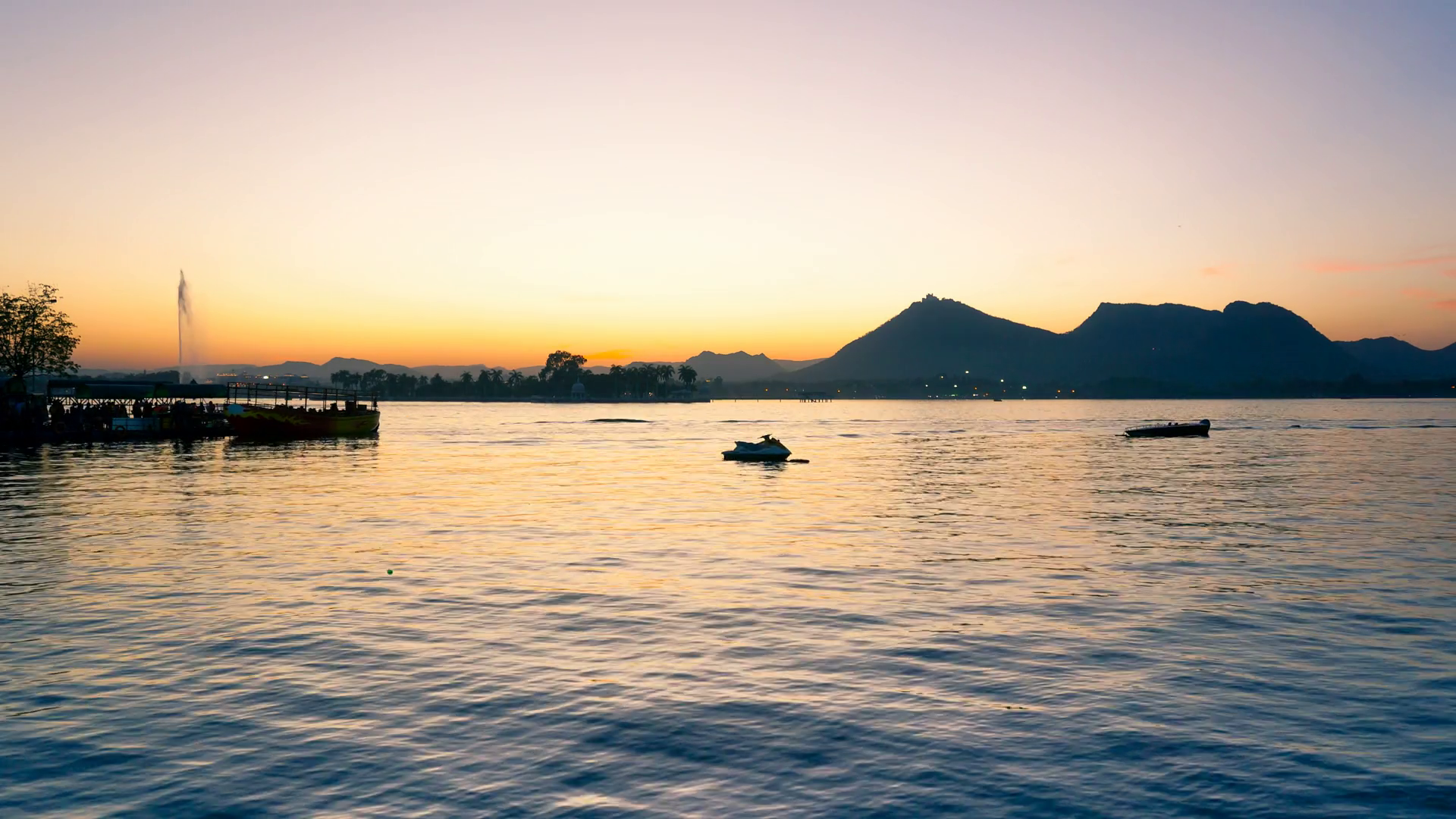 Udaipur Guided Ghat Walk & Lake Pichola Boat Tour