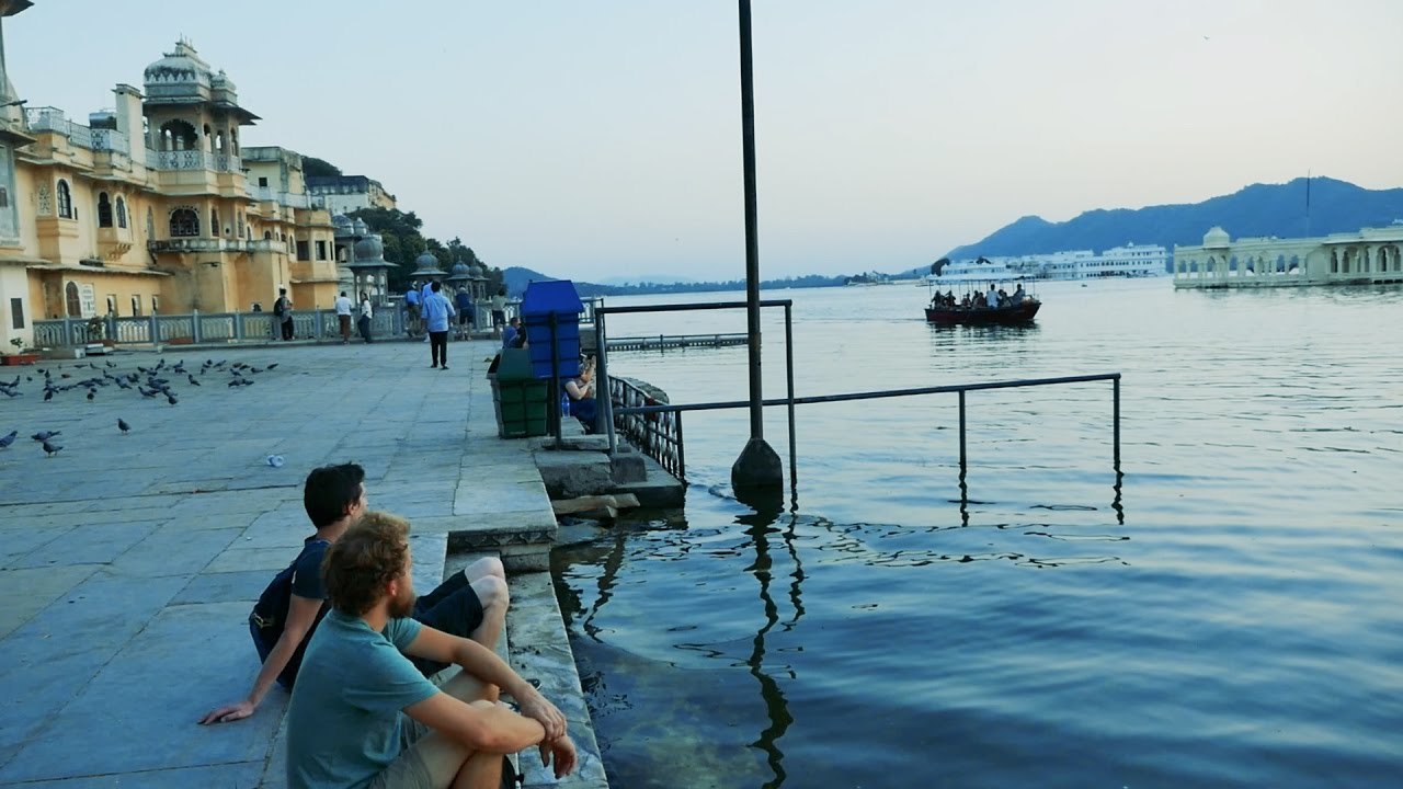 Udaipur Guided Ghat Walk & Lake Pichola Boat Tour