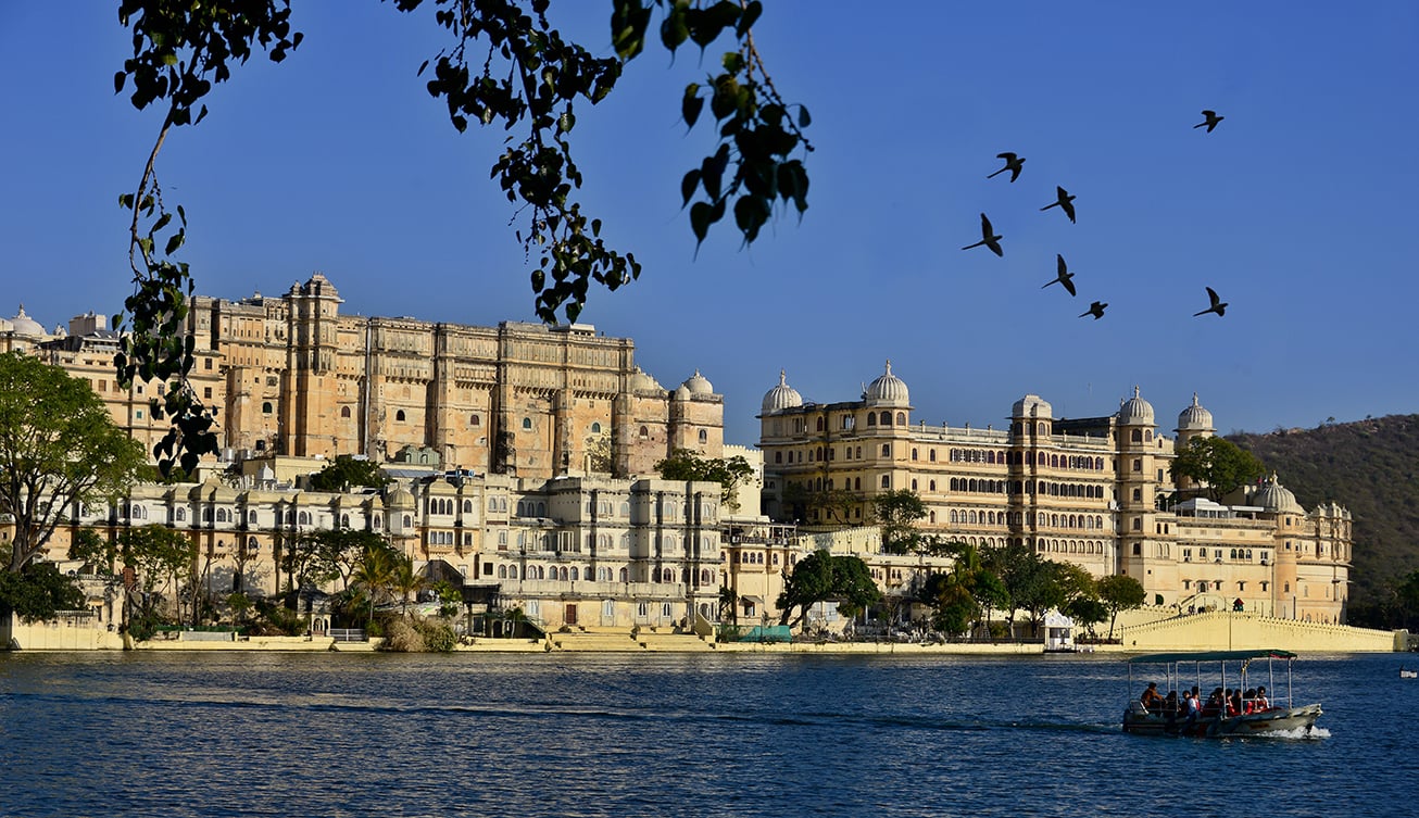 Udaipur Guided Ghat Walk & Lake Pichola Boat Tour