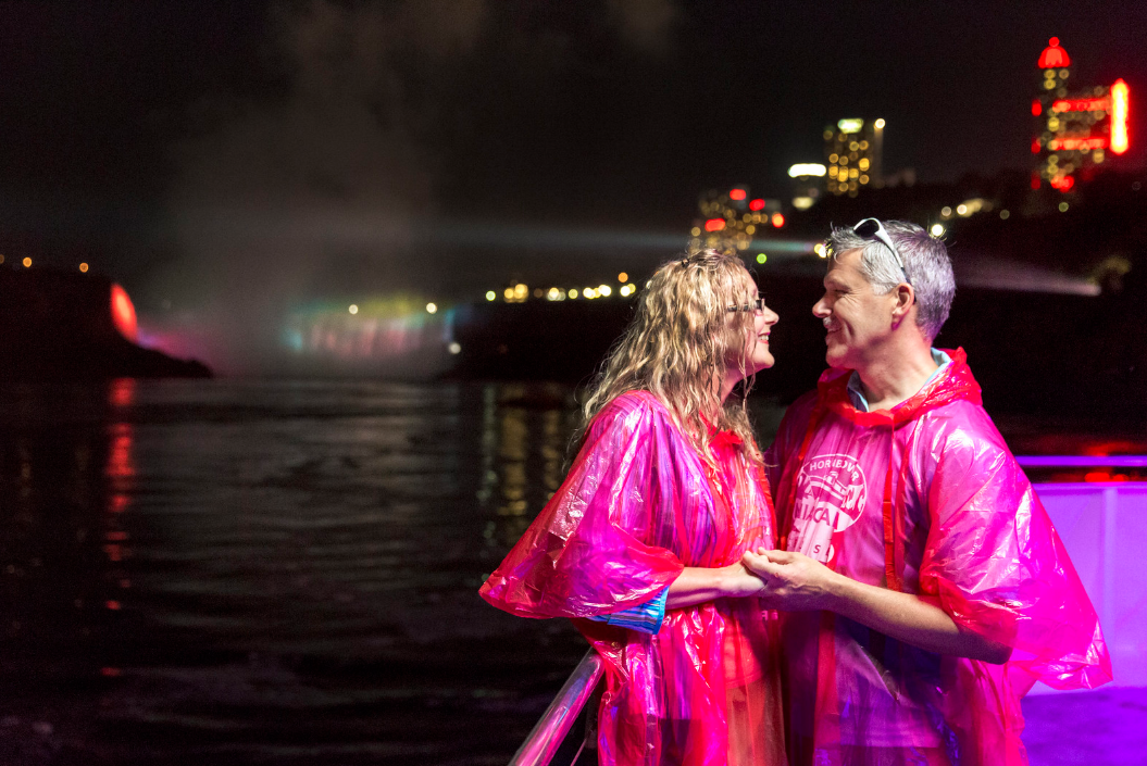 Niagara Falls, Canada: Evening Fireworks Cruise