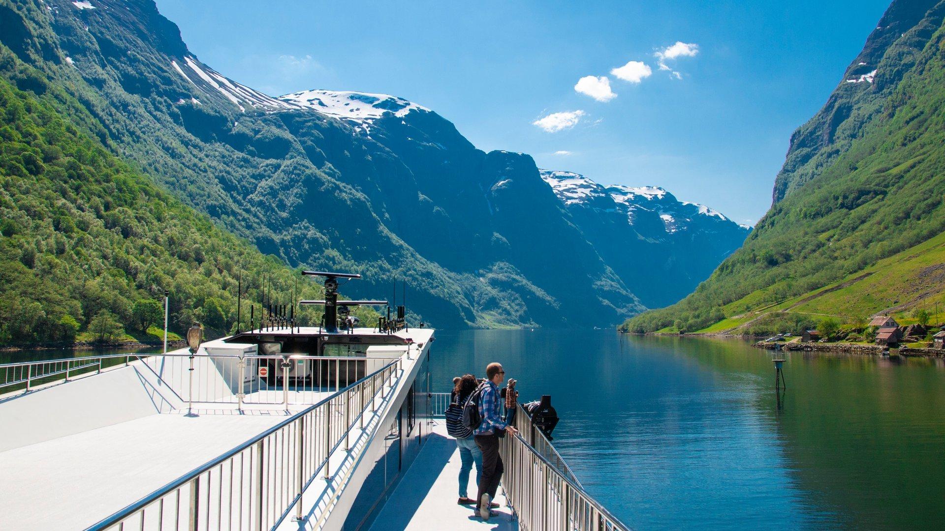 From Bergen: Viking Village, Nærøyfjord Cruise & Flåm Railway Day Tour