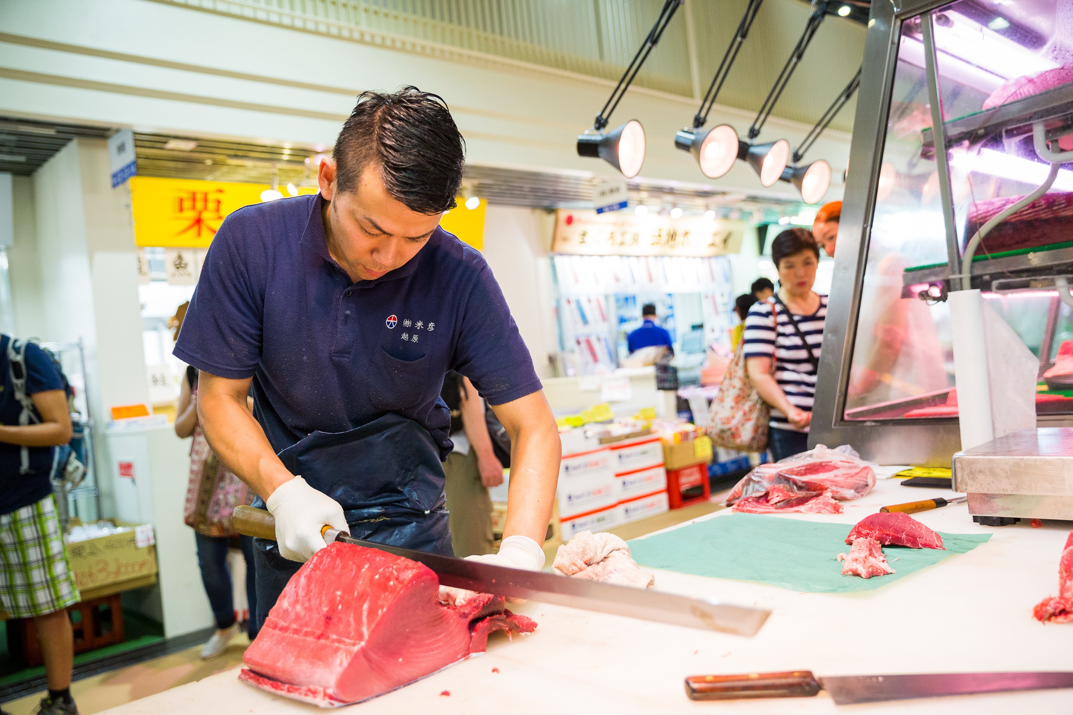 Tsukiji fish market tour — outer market stalls, street food and Tsukiji Hongwanji — image 1