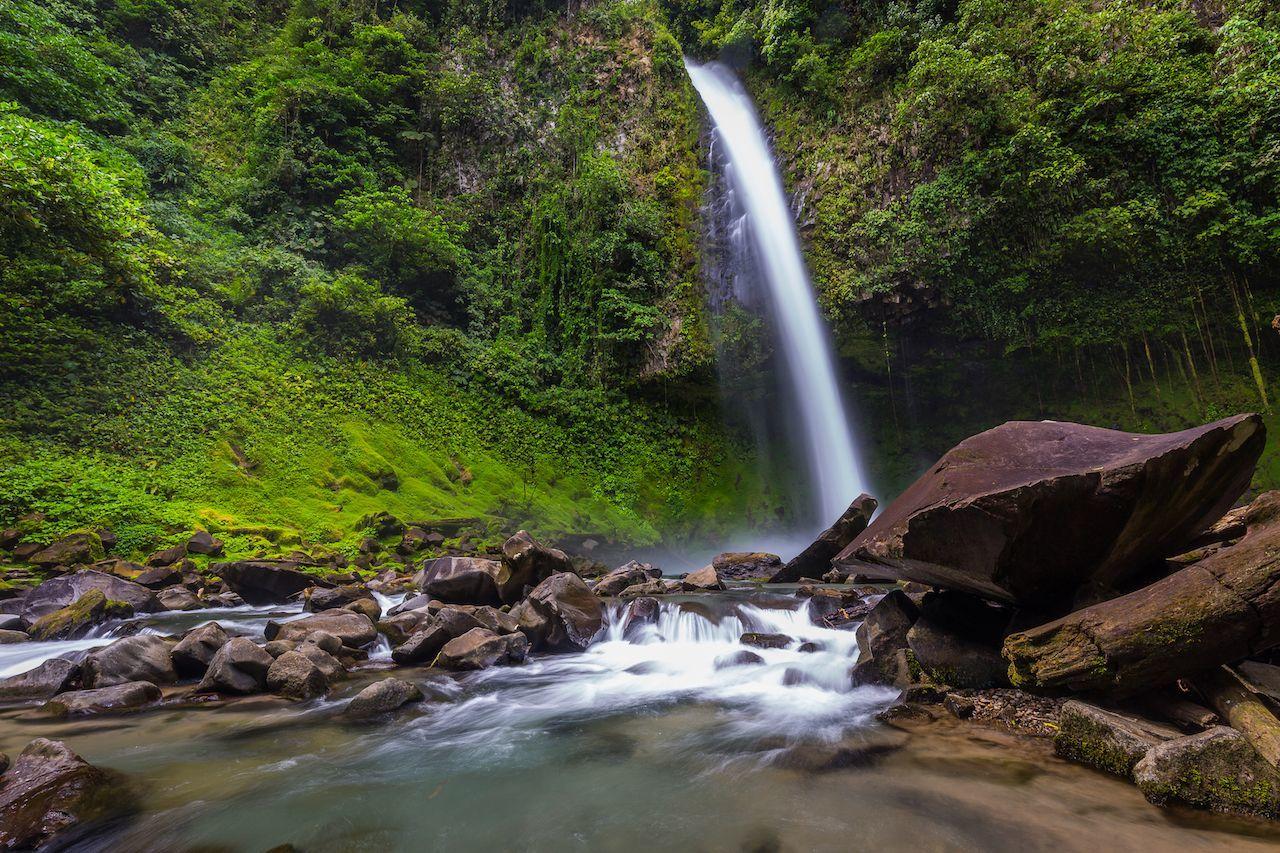 La Fortuna Waterfall Half-Day Tour with Lunch
