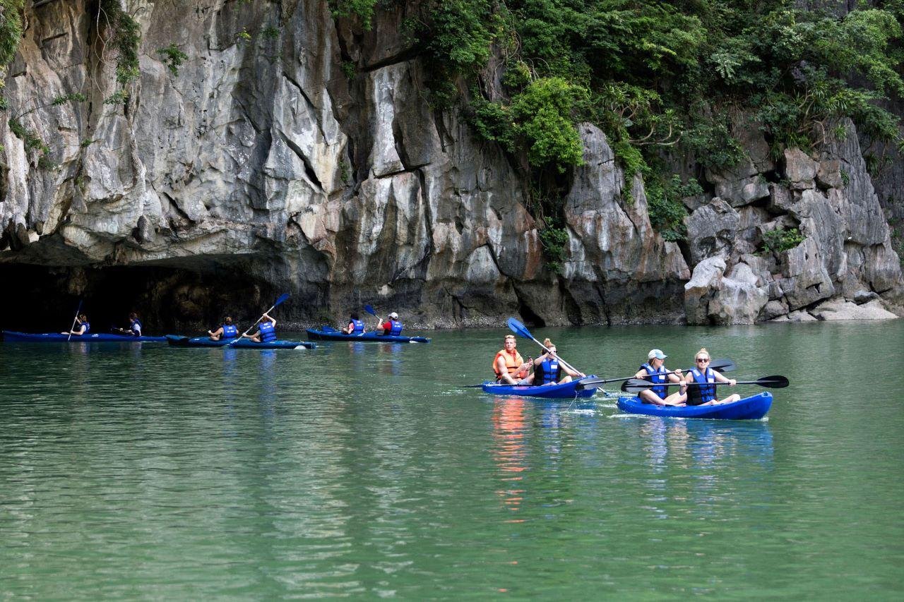 Ha Long Bay Day Trip from Hanoi: Luxury or Standard Cruise with Lunch