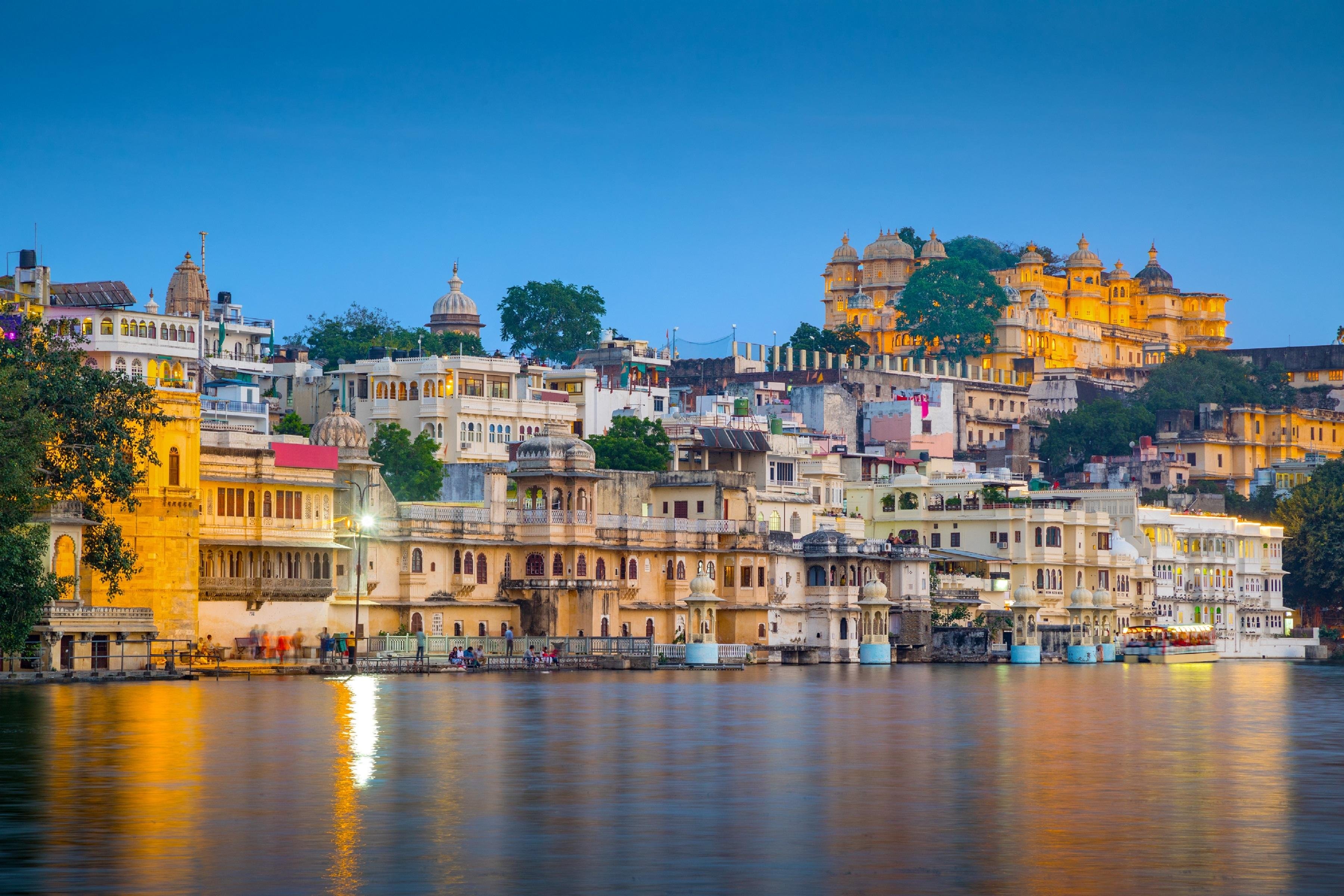 Udaipur Guided Ghat Walk & Lake Pichola Boat Tour