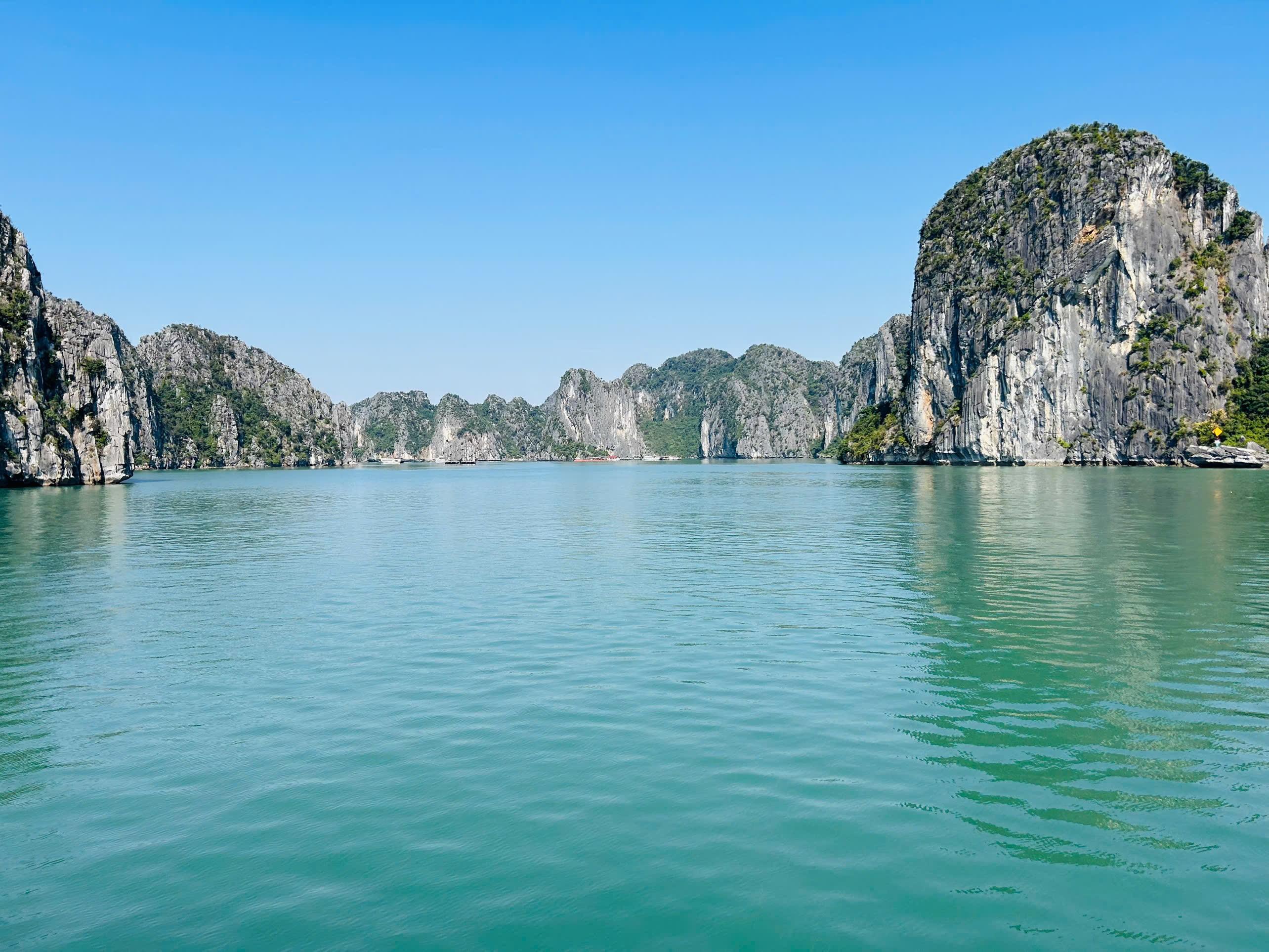 Ha Long Bay Full-Day Cruise: Caves, Kayaking & Scenic Views