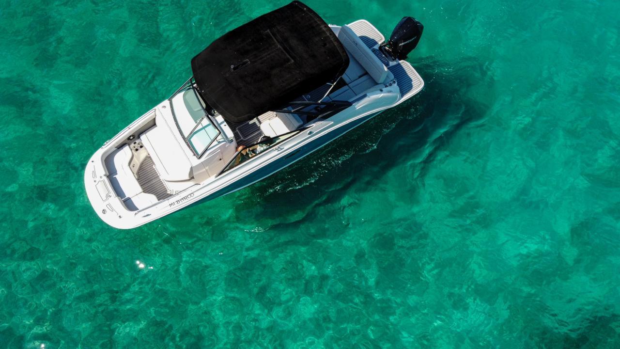 Private Sea Ray 250 Luxury Boat Charter
