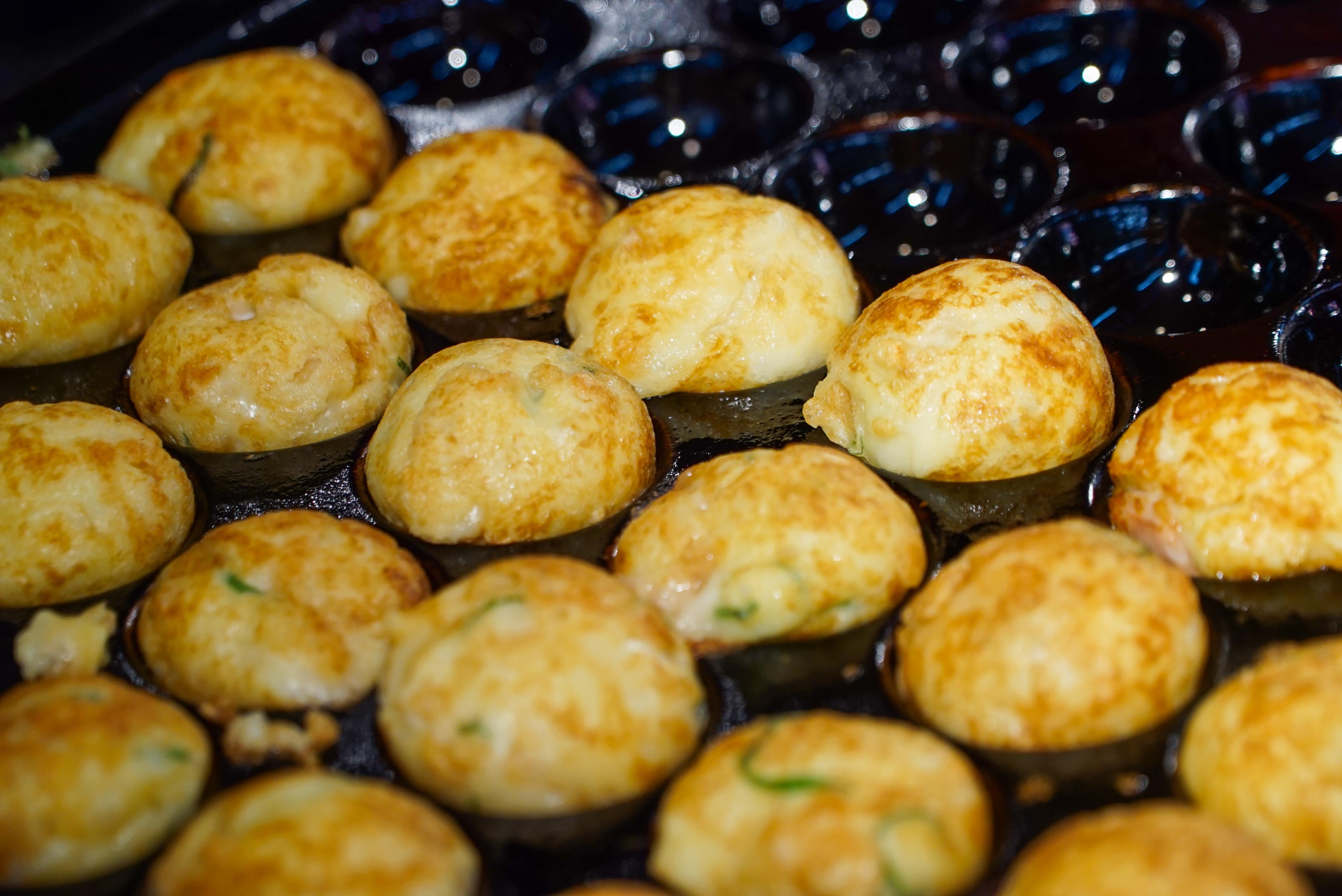 Osaka: Kuromon Market Food Walking Tour (6 stops, 6 tastes)