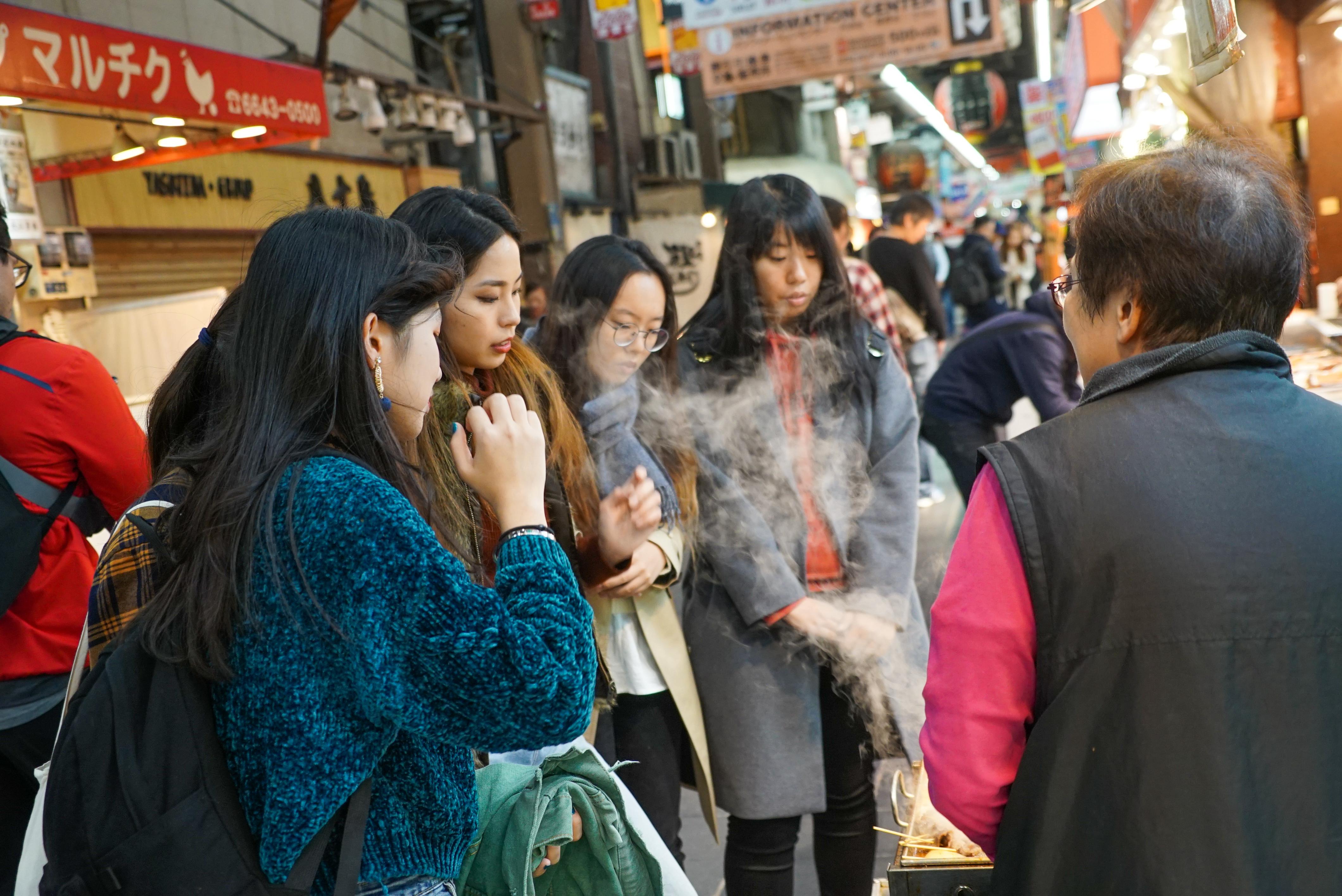Osaka: Kuromon Market Food Walking Tour (6 stops, 6 tastes)