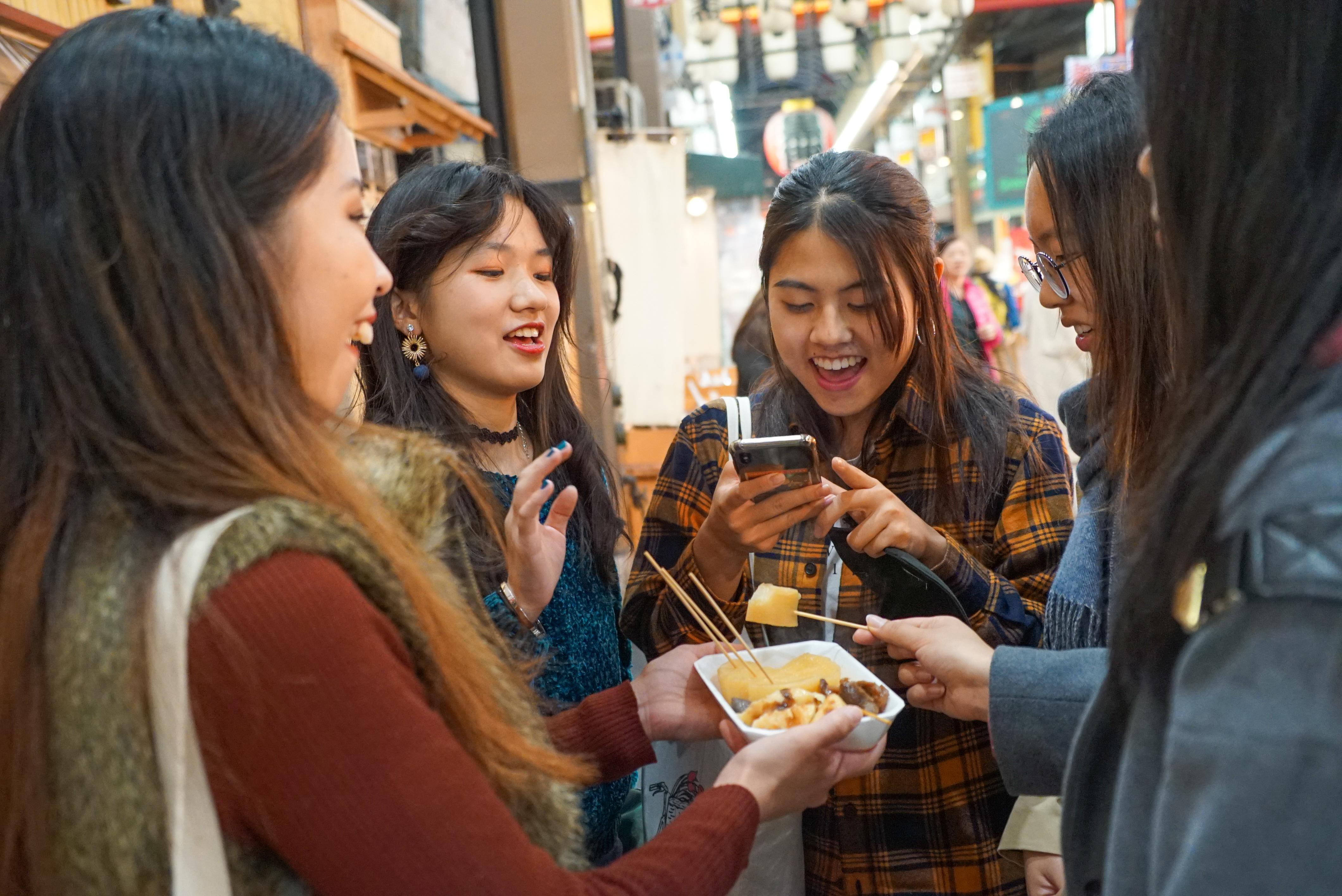 Osaka: Kuromon Market Food Walking Tour (6 stops, 6 tastes)
