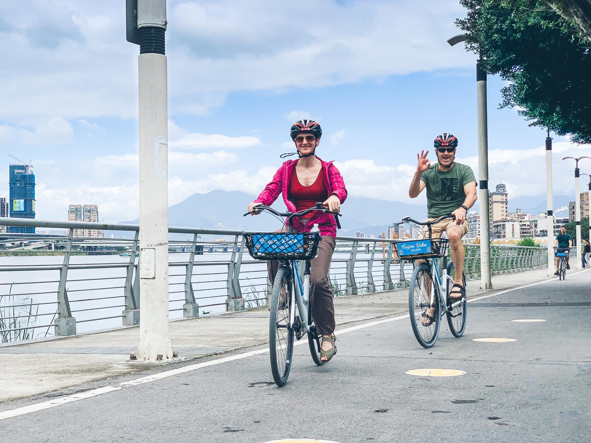 Taipei Morning Bike Tour with Local Breakfast