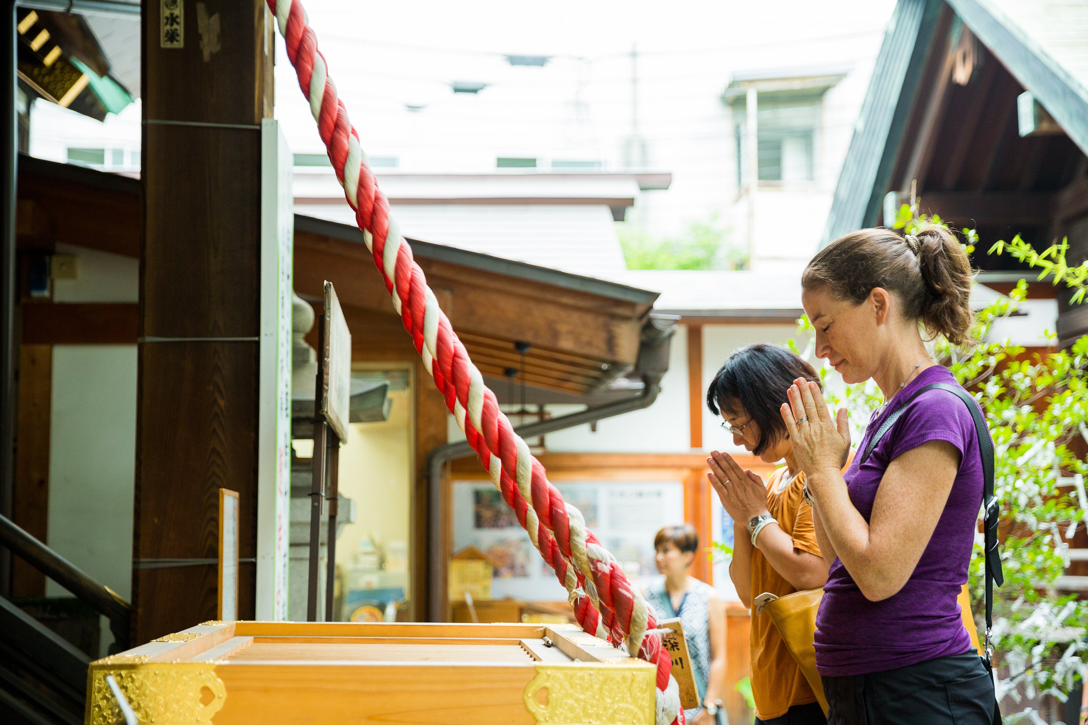 Tsukiji fish market tour — outer market stalls, street food and Tsukiji Hongwanji — image 16