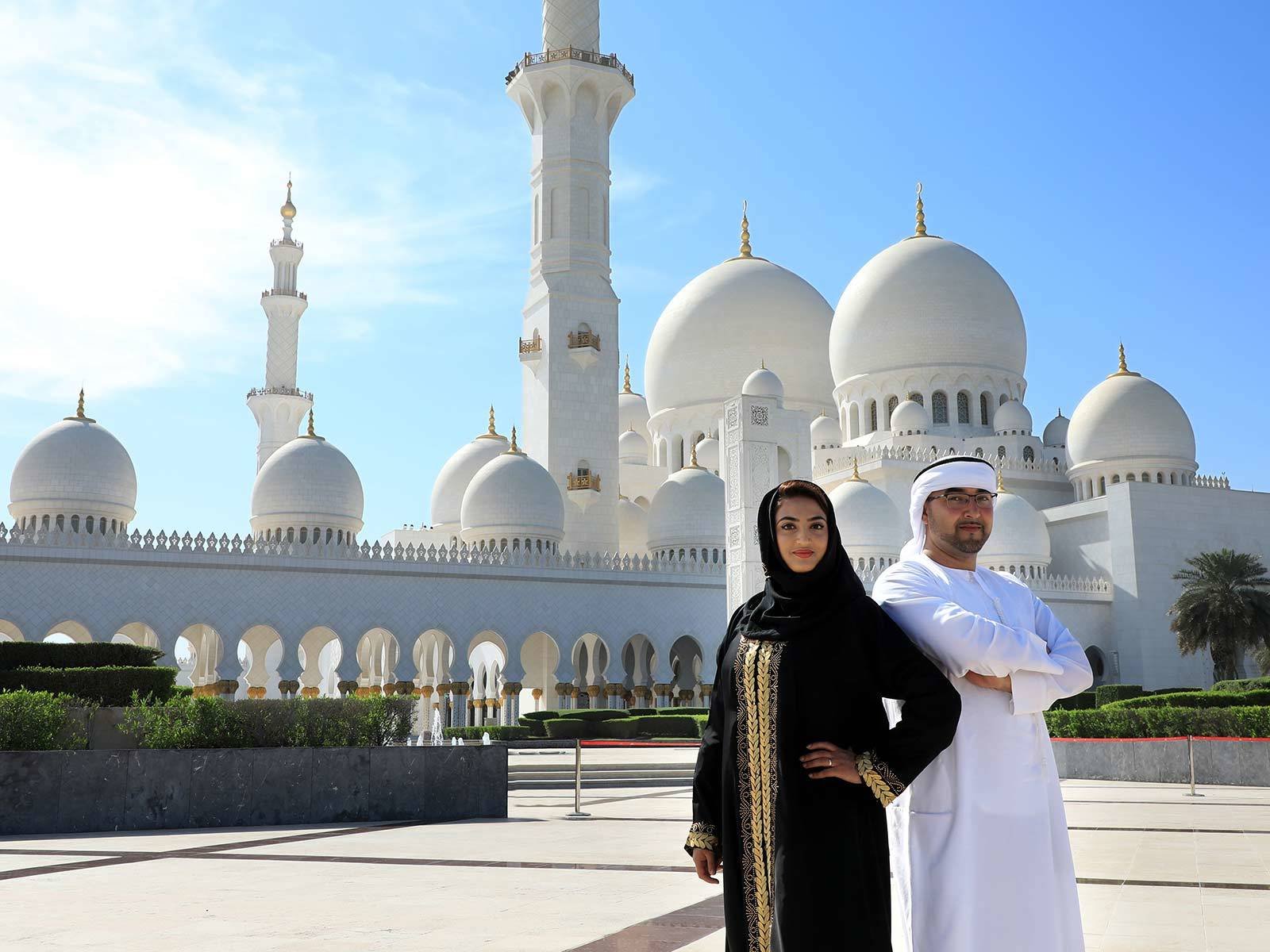 Abu Dhabi Day Tour from Dubai: Sheikh Zayed Mosque & City Highlights